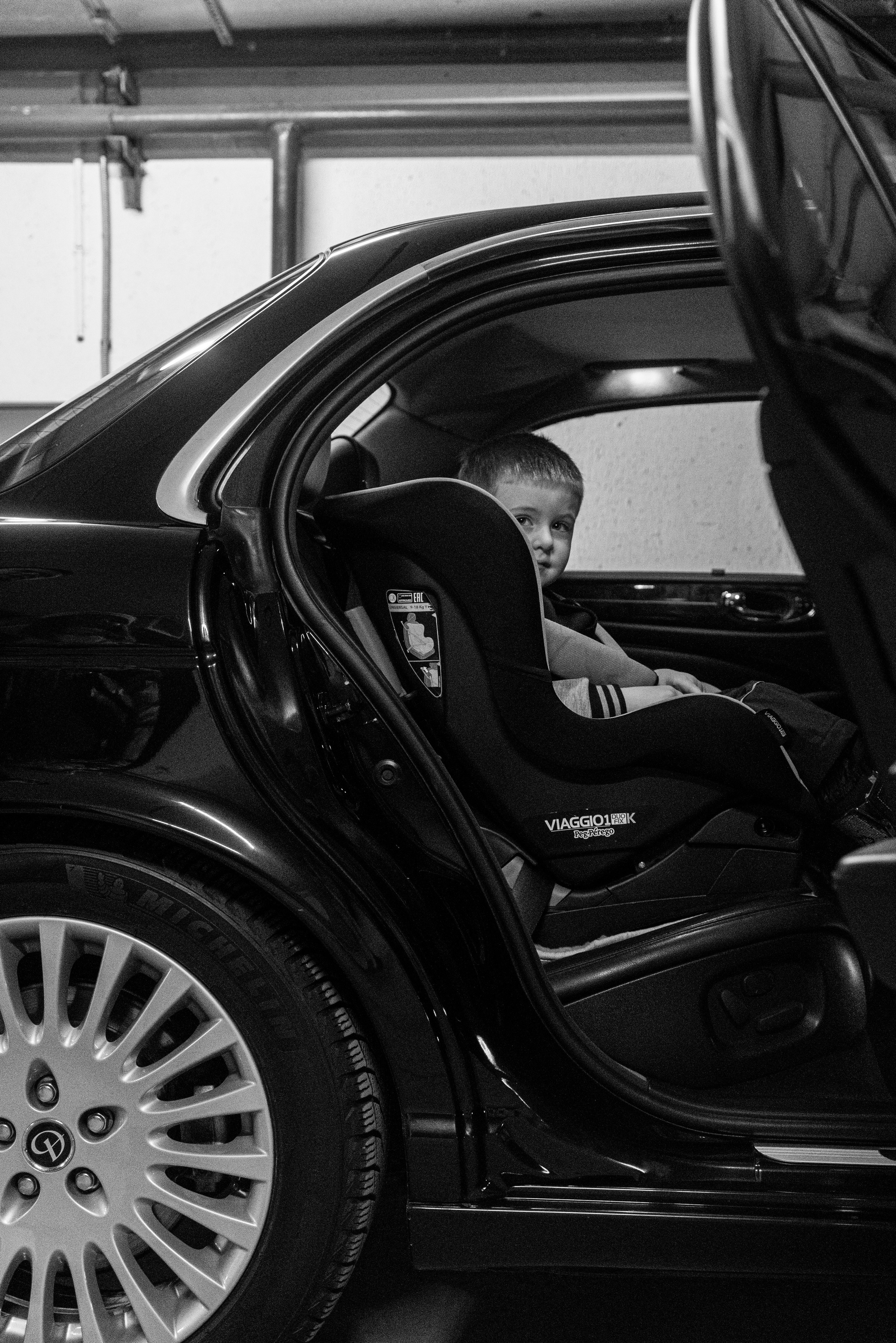 Фотосъемка автомобиля в Парке Горького весной в Москве. Жуков Илья свадебный фотограф в Москве