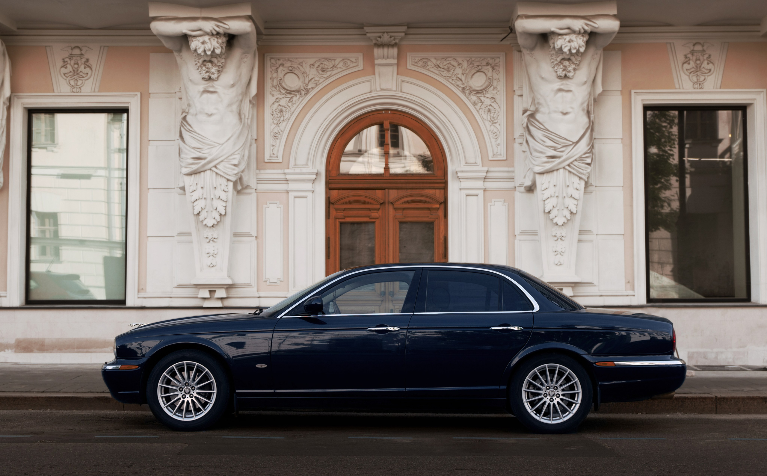 Фотосъемка машины в Москве возле дома с Атлантами. Жуков Илья свадебный фотограф в Москве