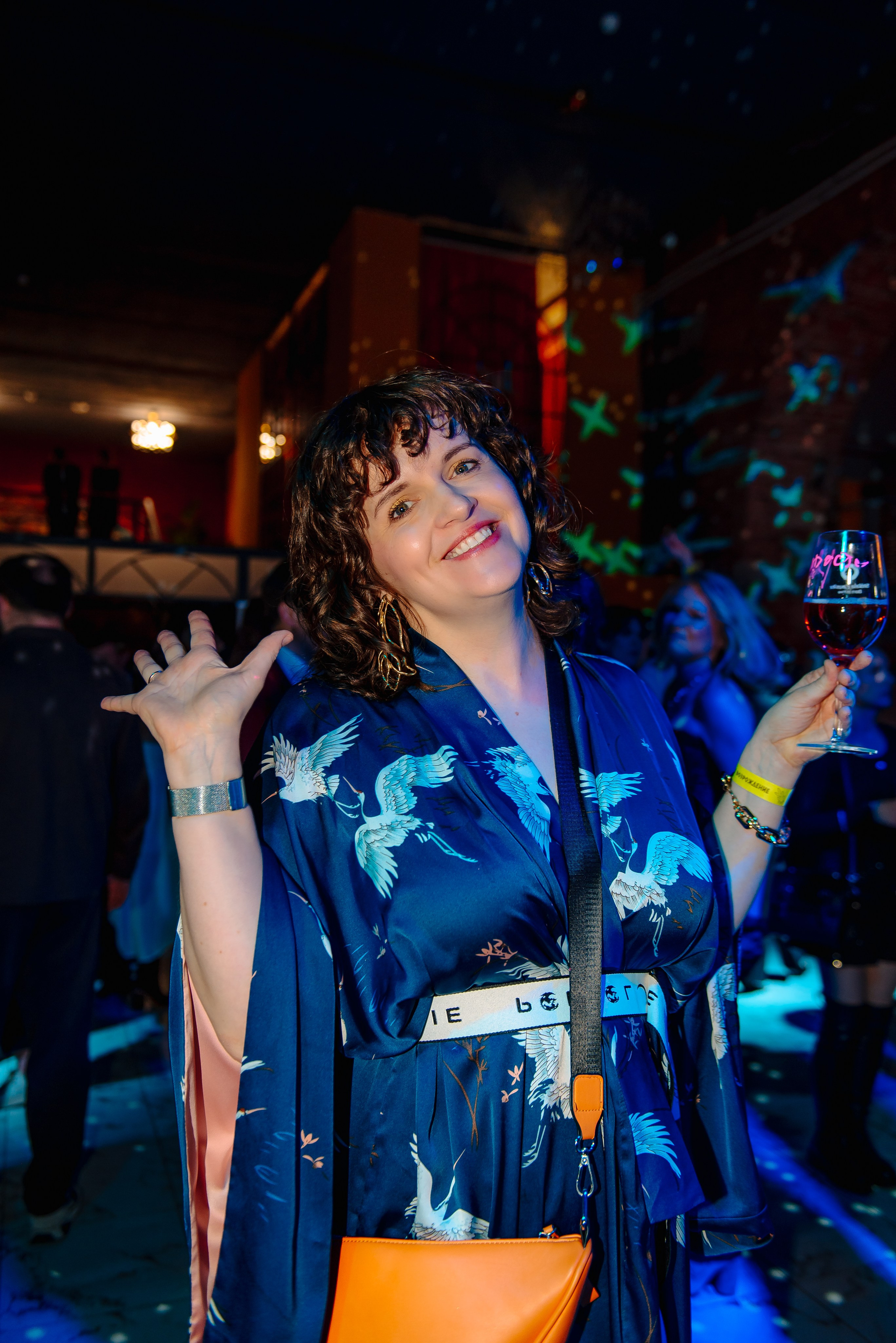 Фотограф фиксирует эмоции гостей на юбилее компании в СПб