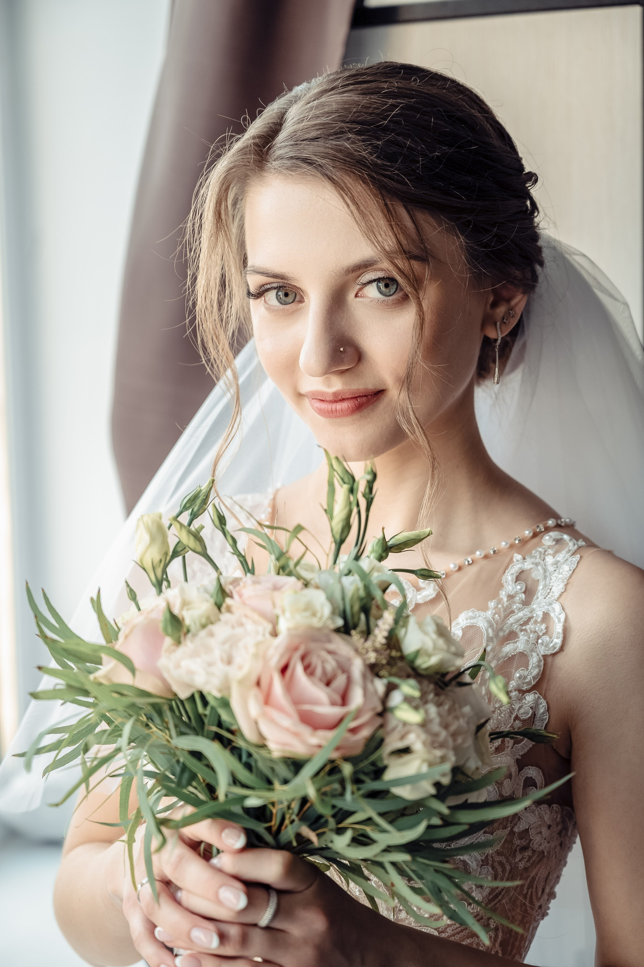 Портрет невесты с букетом в моей фирменной обработке, фото и видео на свадьбу в одном пакете, вы платите за две услуги как за одну с минимальной добавкой за видео, выгодно и красиво