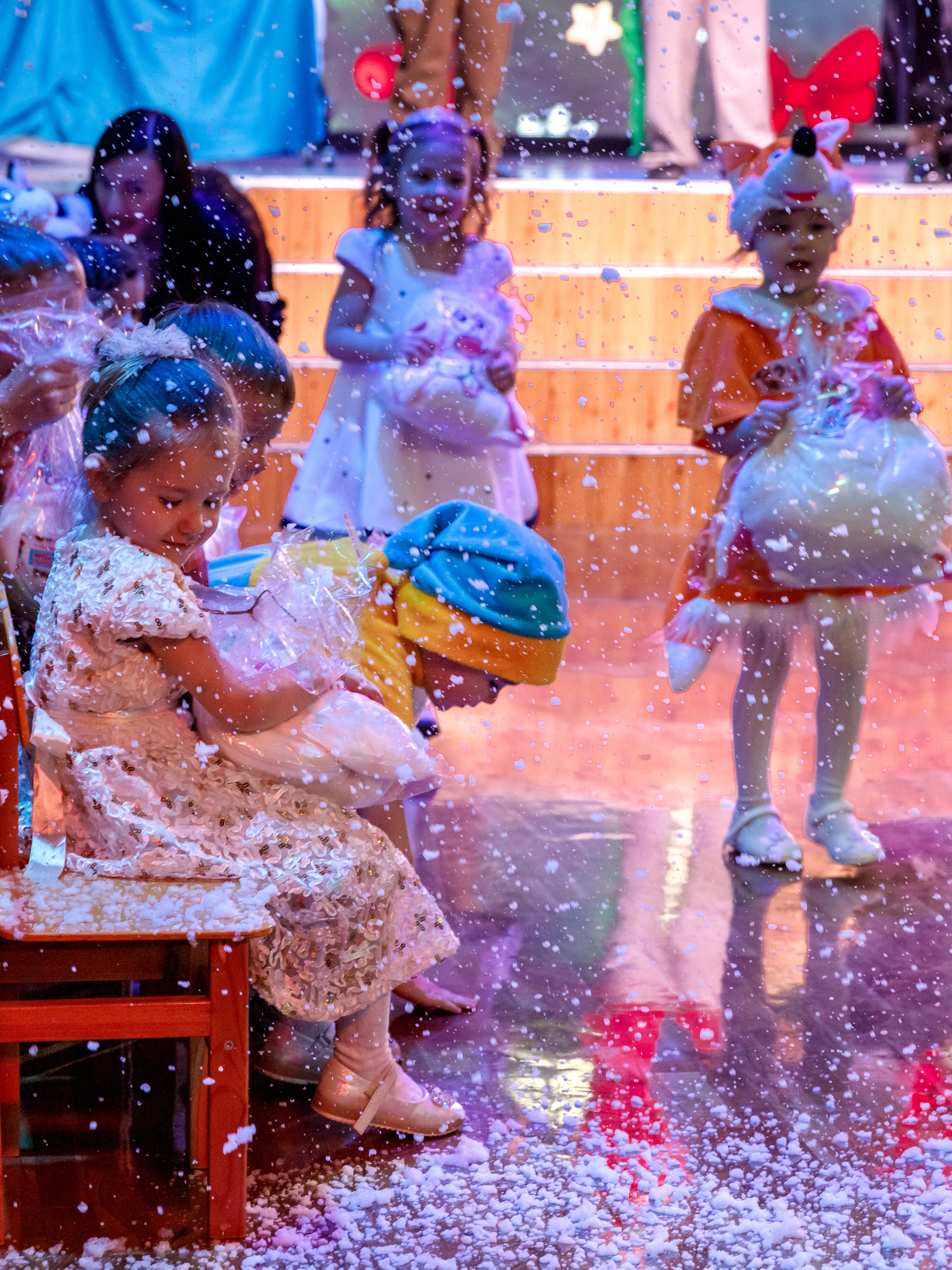 малыш трогает искуственный снег