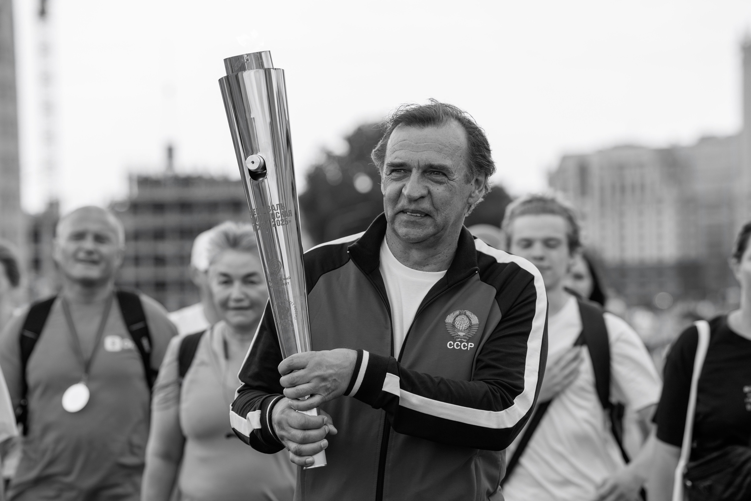 Александр Бородюк несет Олимпийский огонь по Садовому кольцу