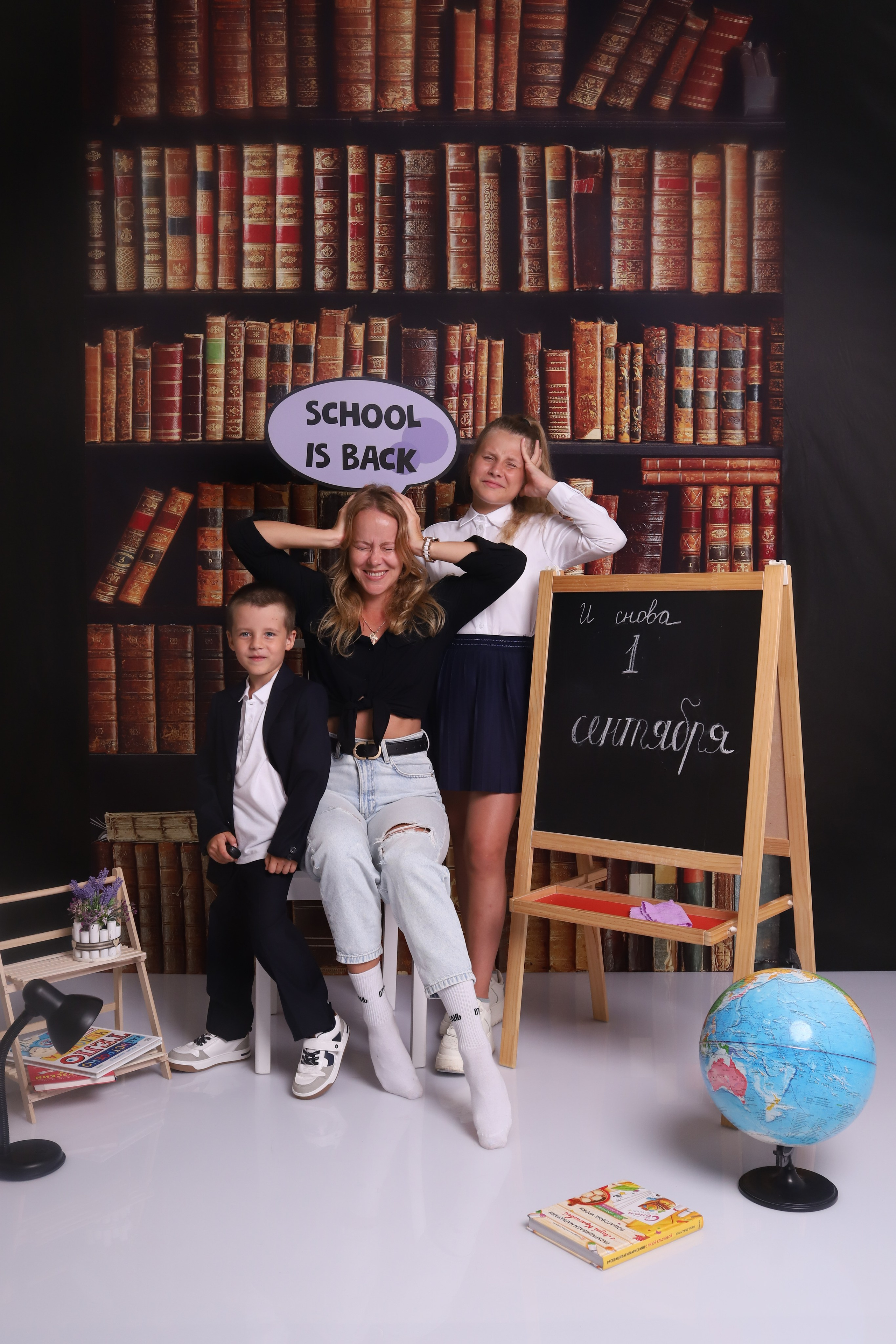 Книжный фон подходит для учебной и контентной Съемки. Фотостудия самообслуживания. Студия без фотографа в Твери