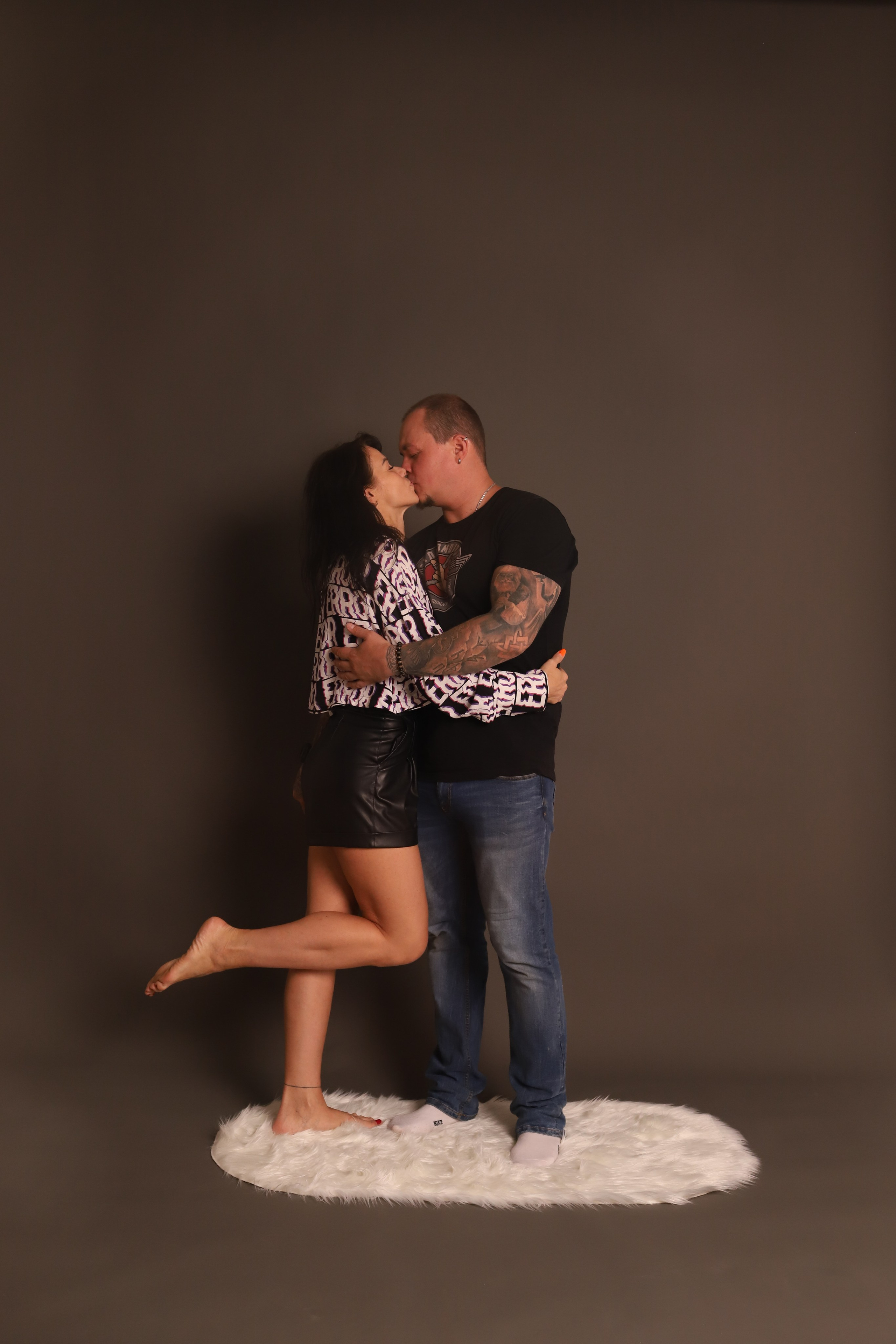 Темно-серый фон. Фотостудия самообслуживания. Студия без фотографа в Твери