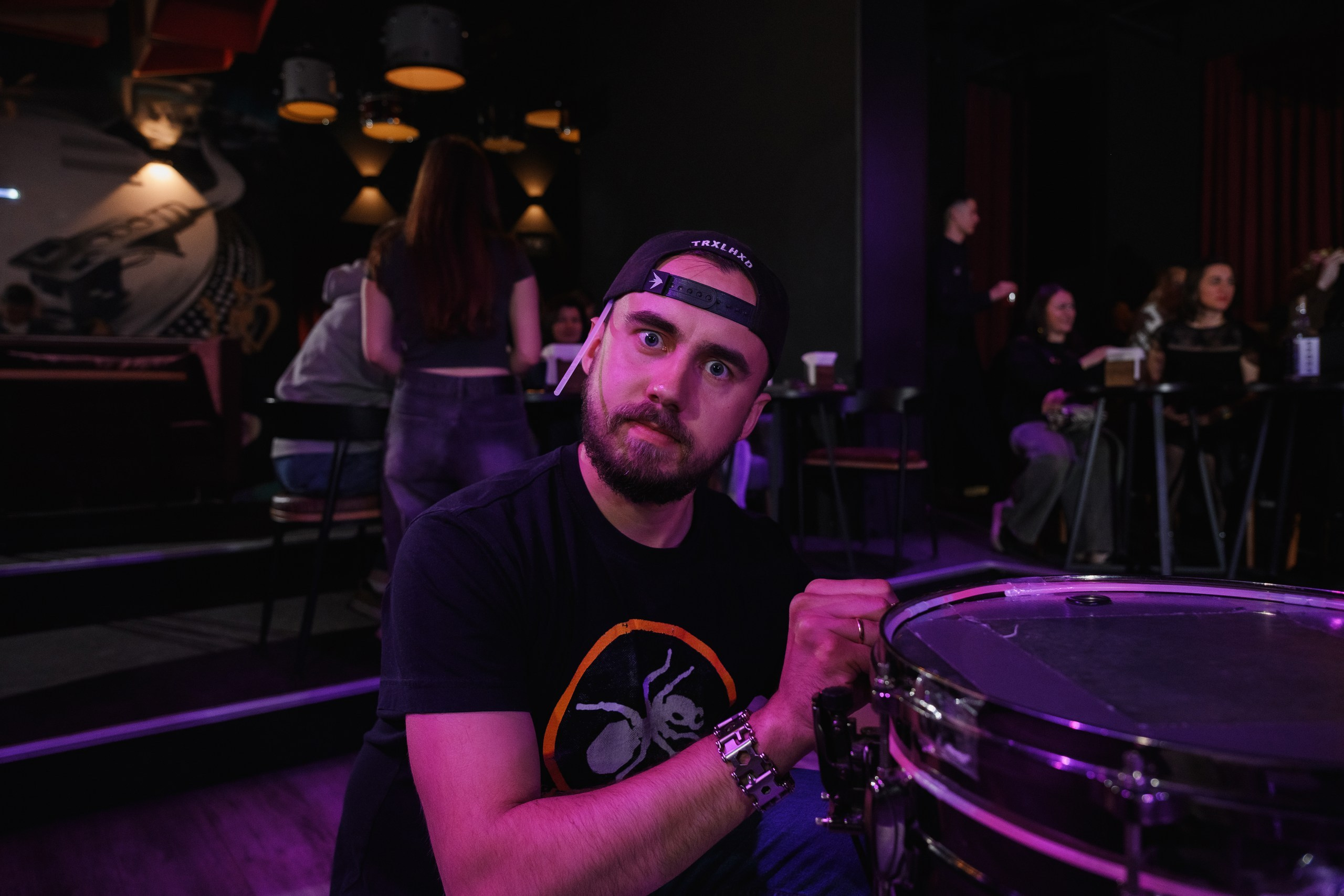 Фотосъемка барабанного концерта в баре 33/45 в Петропавловске-Камчатском, Энергичная концертная фотосессия в баре 33/45 в Петропавловске-Камчатском, Живые кадры с выступления барабанщиков в Петропавловске-Камчатском, Яркие эмоции и драйв на концерте в баре 33/45, Стоимость фотосъемки музыкальных мероприятий в Петропавловске-Камчатском.