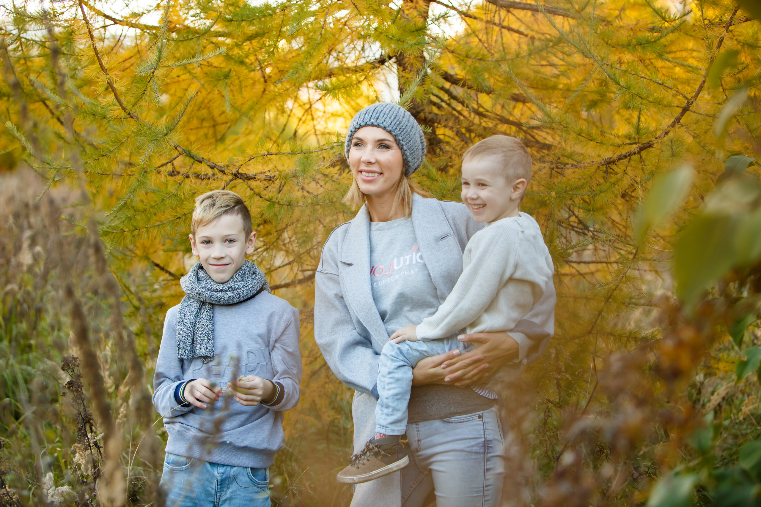 Молодая мама с детьми радуется осенней прогулке в Московском парке