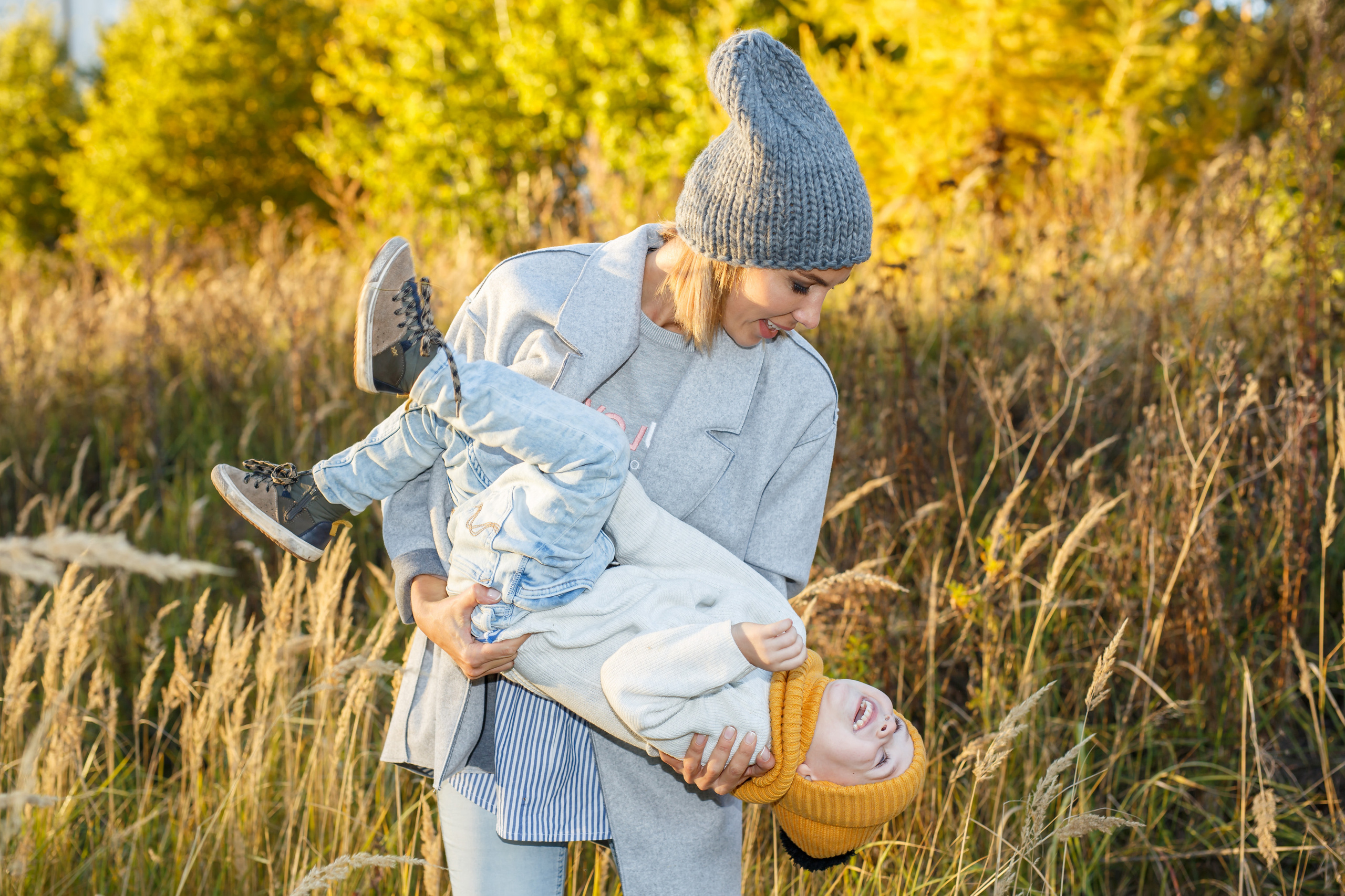 Счастливые мама и сын - идеи для фотосессии на природе