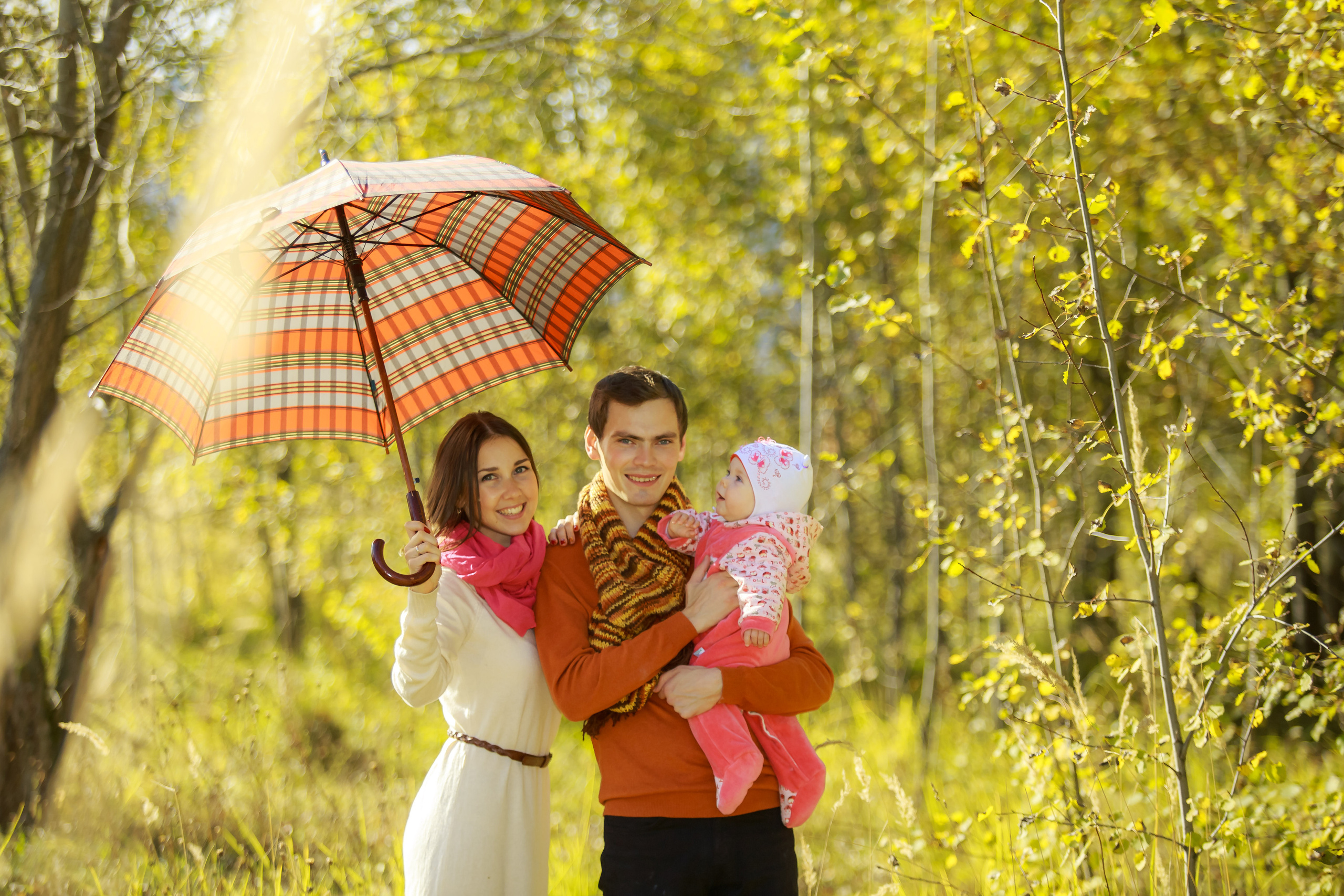 Осенняя фотосессия мама папа и дочь на природе , на пикнике в парке