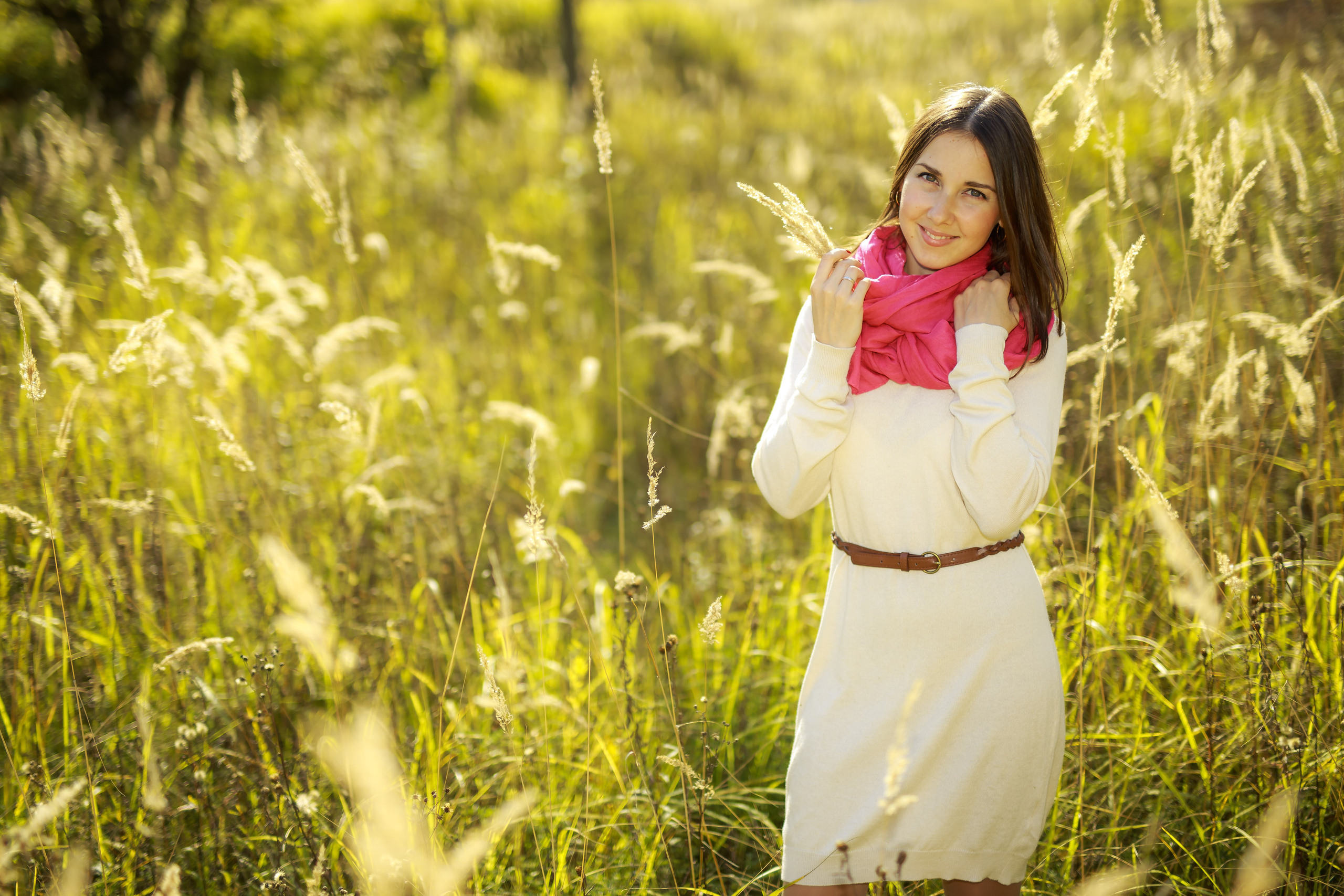 Очень красивая девушка с шарфом - осенний лук для фотосессии