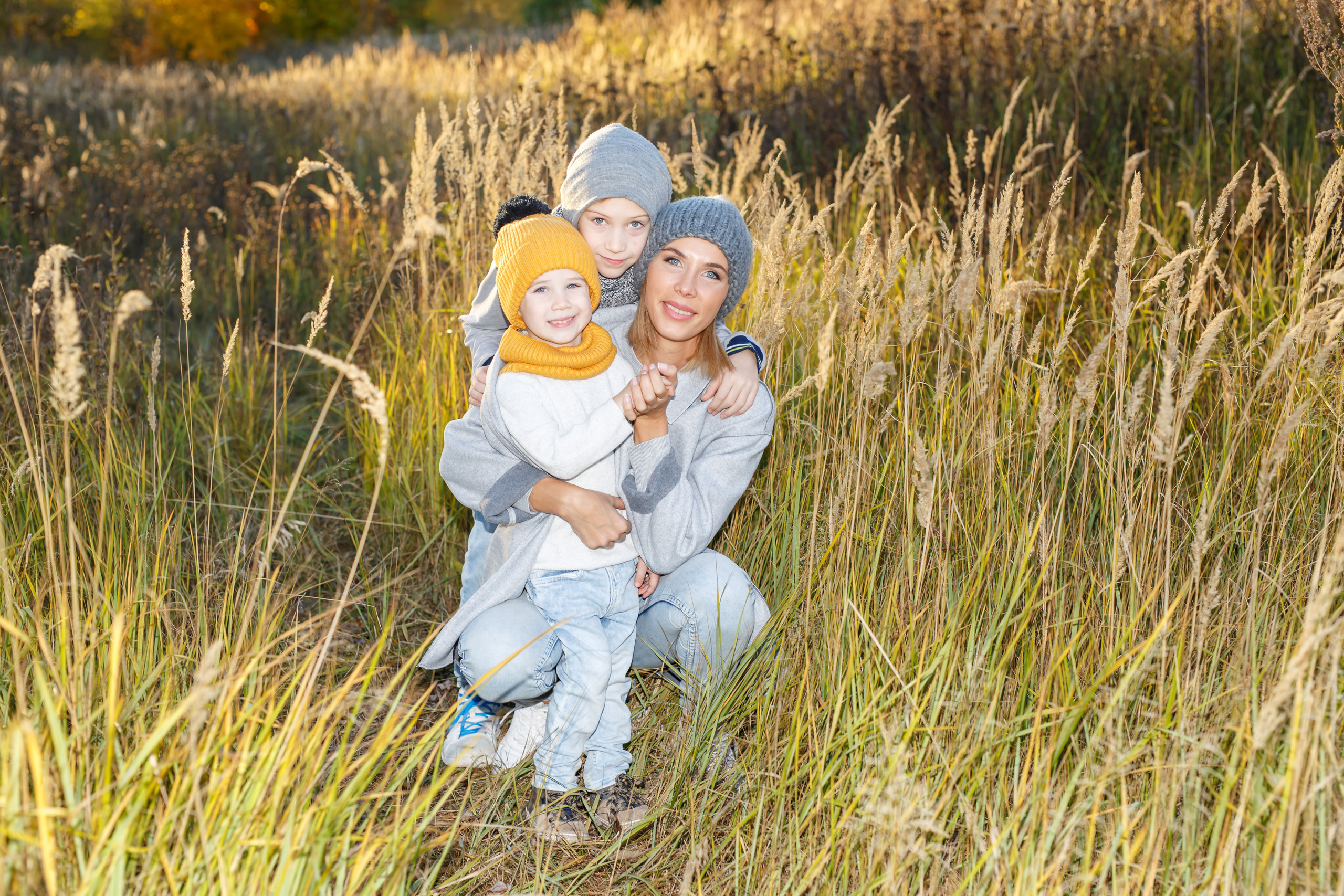 Красивые образы для всей семьи мамы и детей для фотосессии на фоне золотой осени