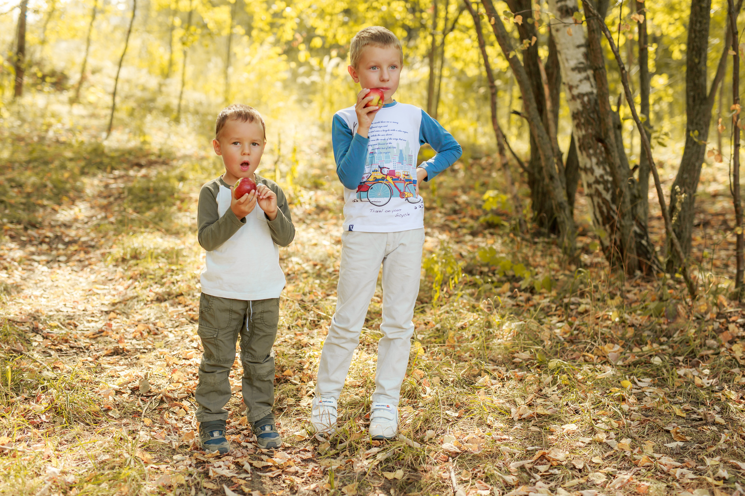Дети играют в Московском лесу во время проведения детской осенней фотосессии
