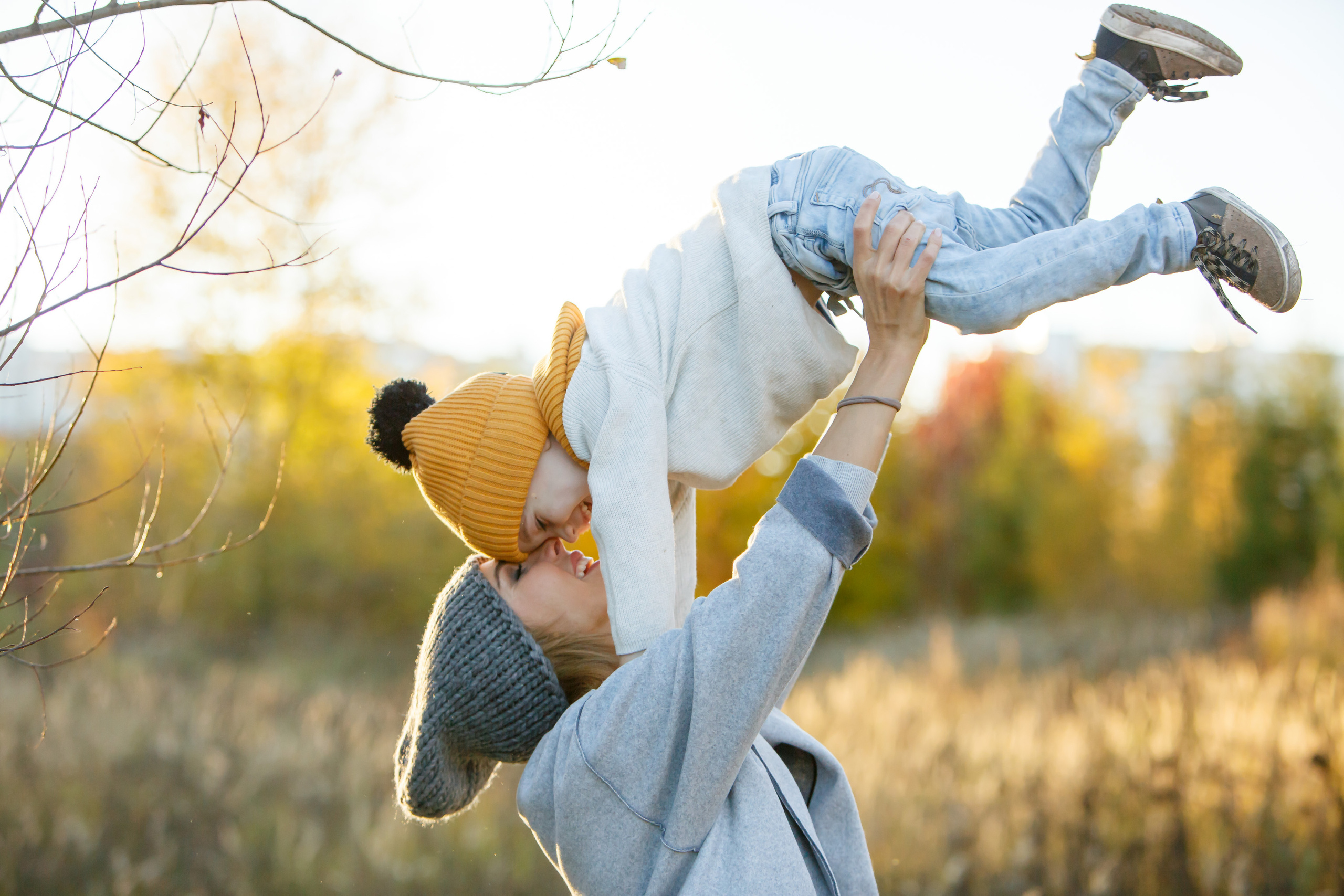 Счастливая мама играет с ребенком - идеи для осенней фотосессии на природе