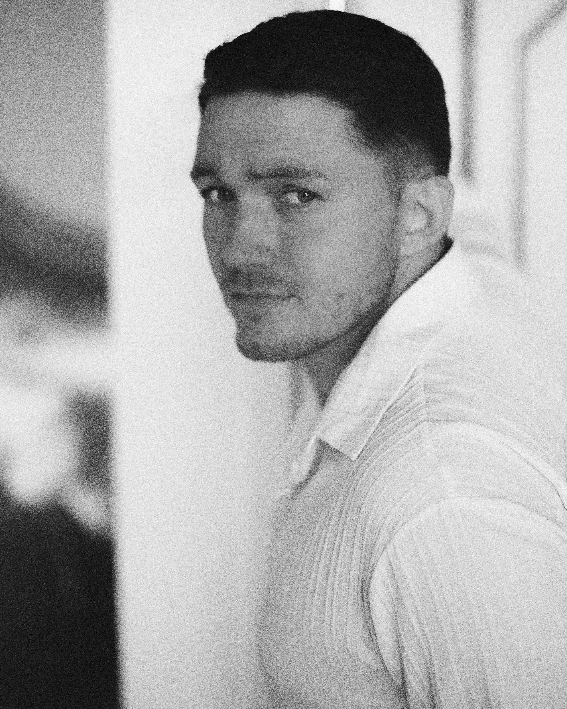 Портрет жениха в дверном проёме, плёночный снимок в Трезини