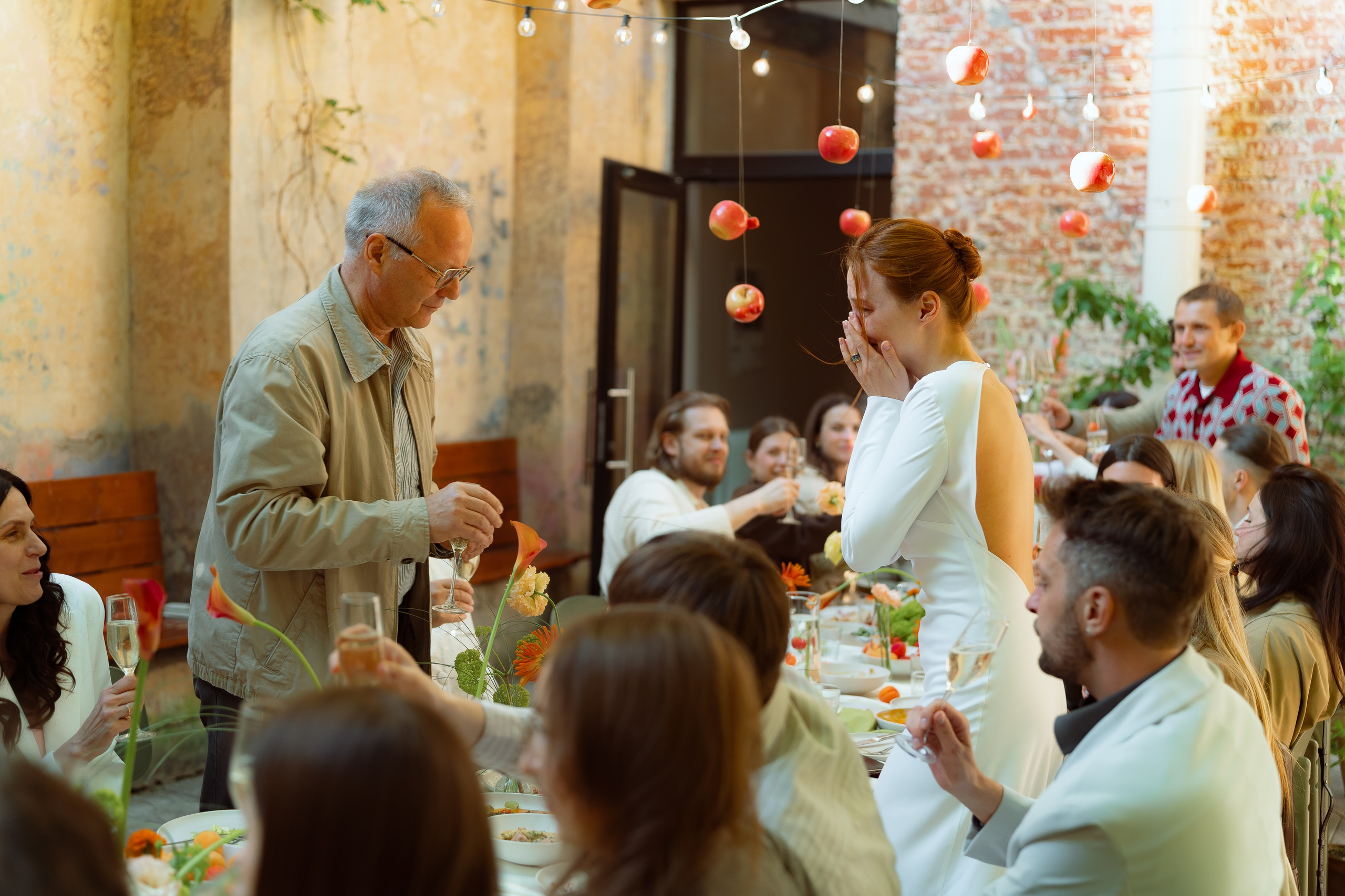 Гость говорит тост