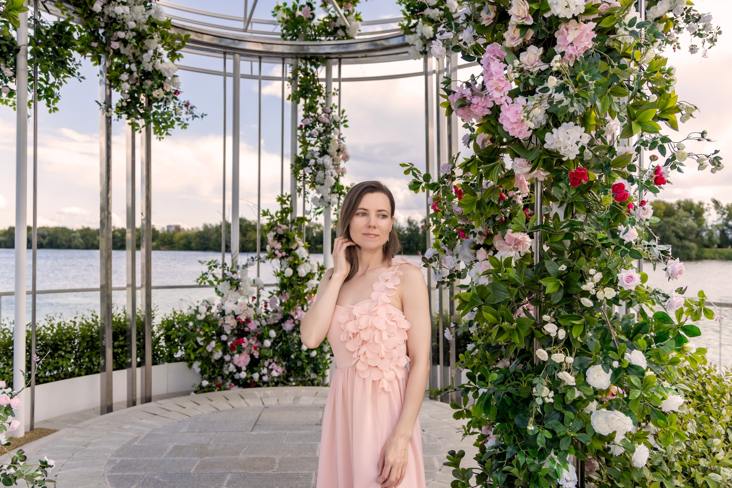 Фотосессия на новой набережной Коломенского: нежность, цветы и вдохновение. Репортажный, семейный и студийный фотограф в Москве Демин Алексей