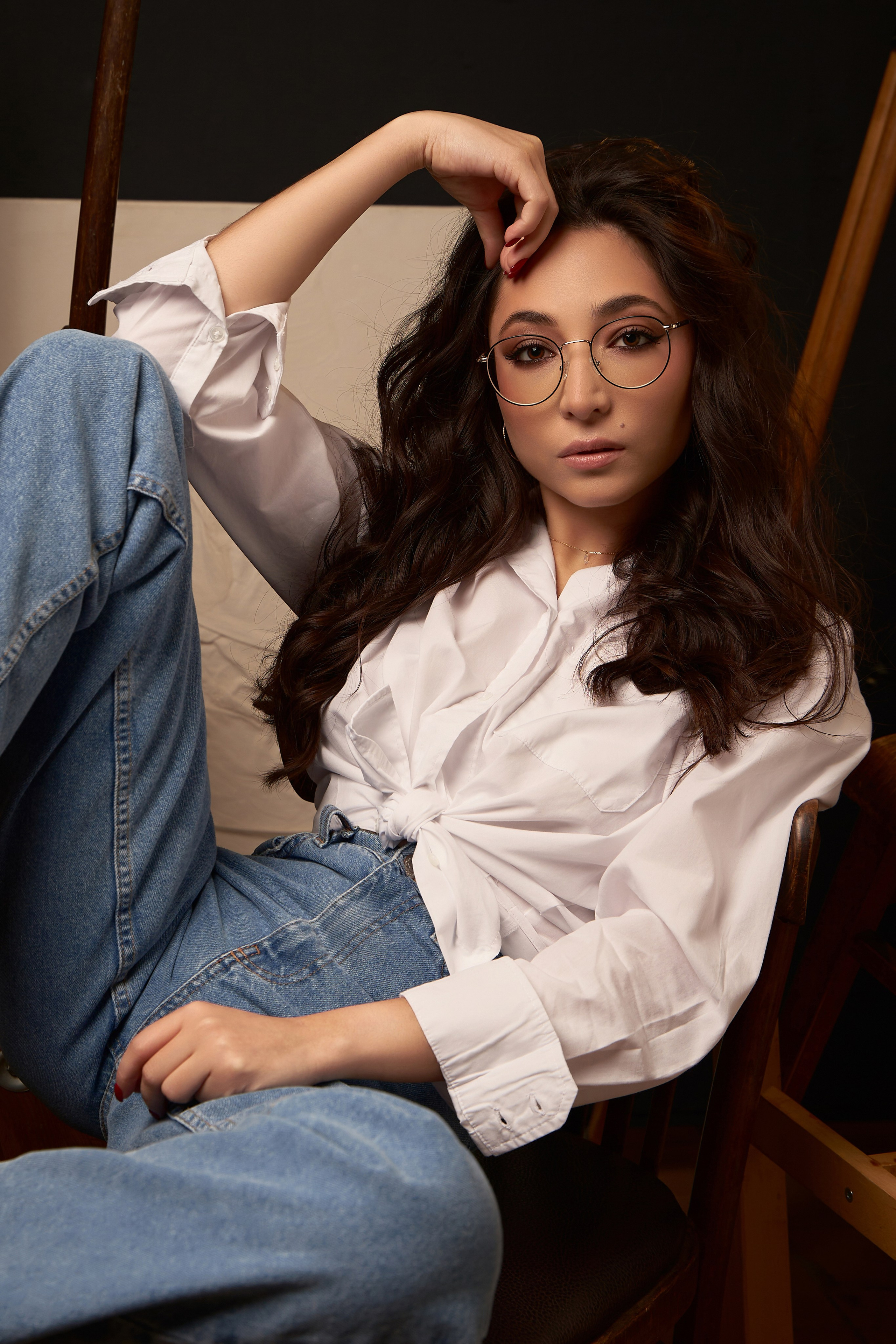 Фотосессия в белой рубашке и синих джинсах