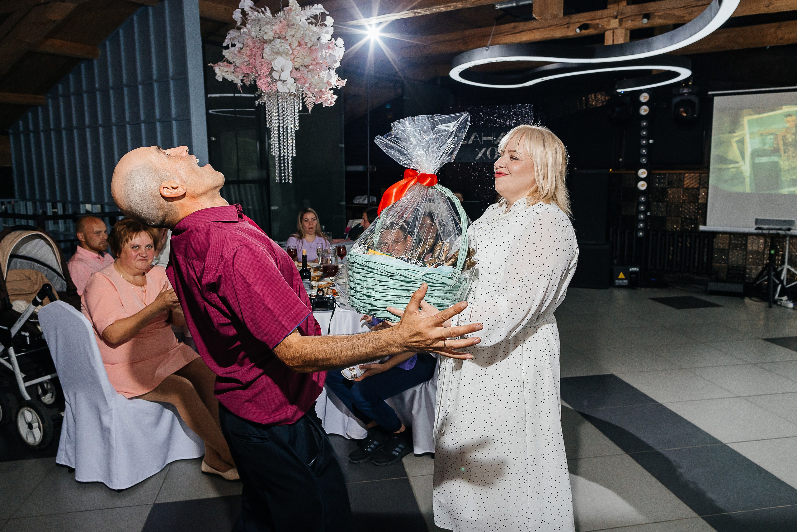 Чувственная первая встреча пары в отеле. Олег Сверчков | Свадебный фотограф Вологда