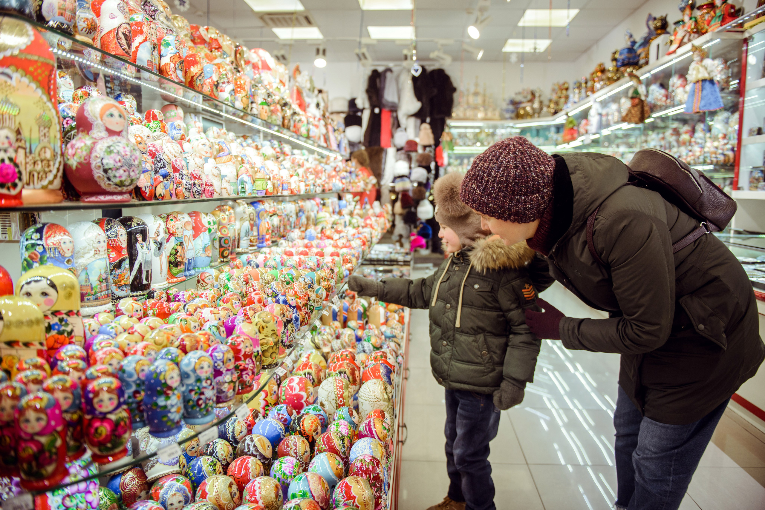 family photo shoot walking in the city. New Year Christmas photoshoot (Photographer in Edinburgh Elena Carruthers)
