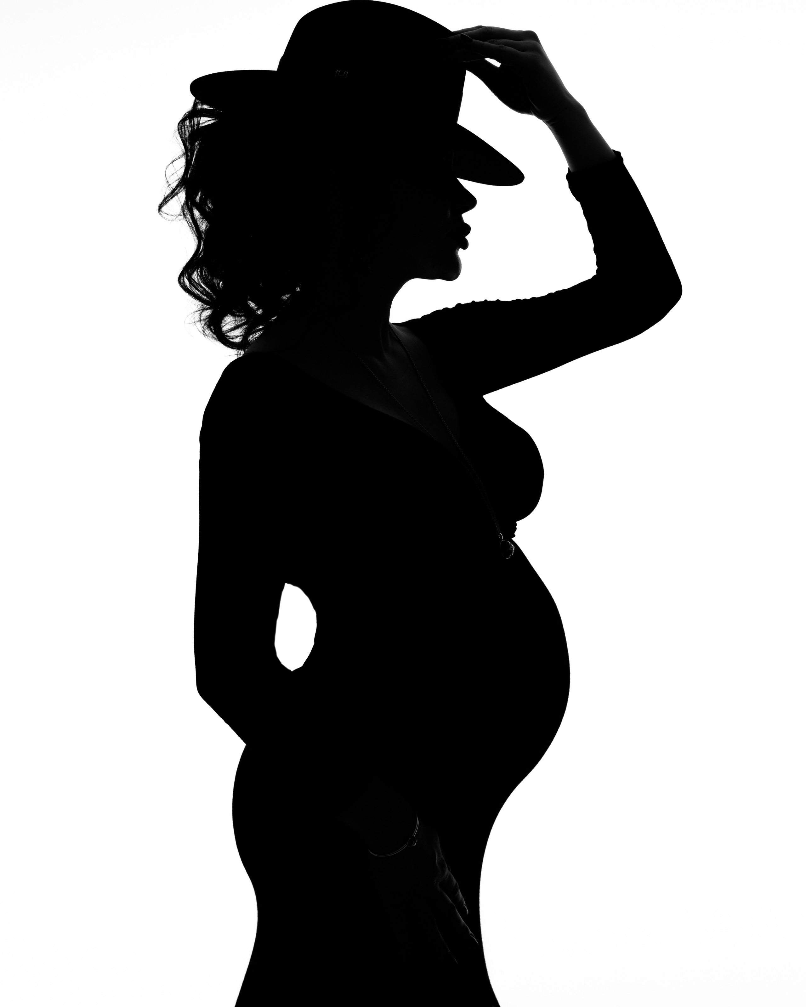Силуэтная фотосессия беременности черно-белая в Москве.