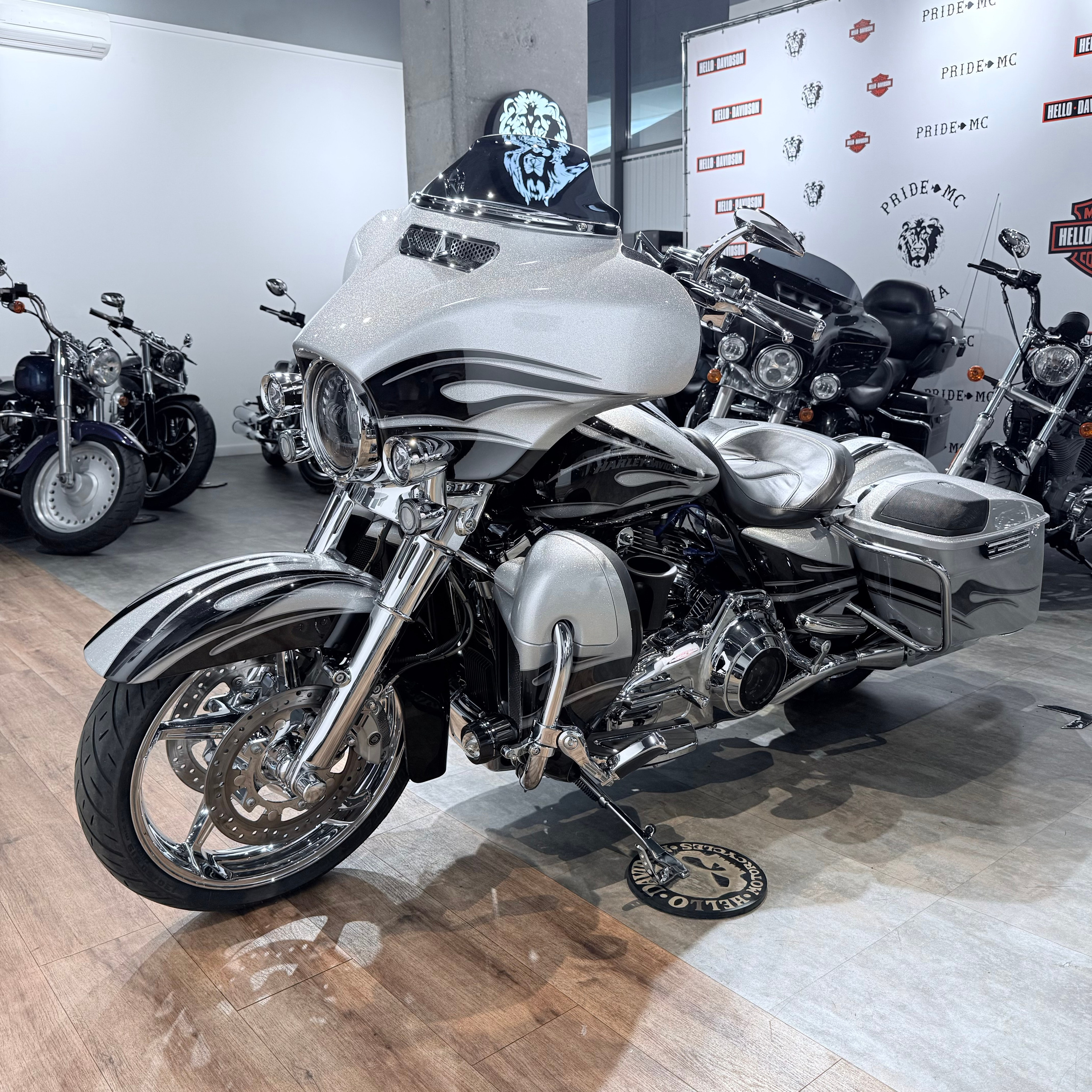 2015 CVO Street Glidе Sреcial 110 Наrd Сandy Сustоm. Hello Davidson, Москва. Только хорошие мотоциклы…