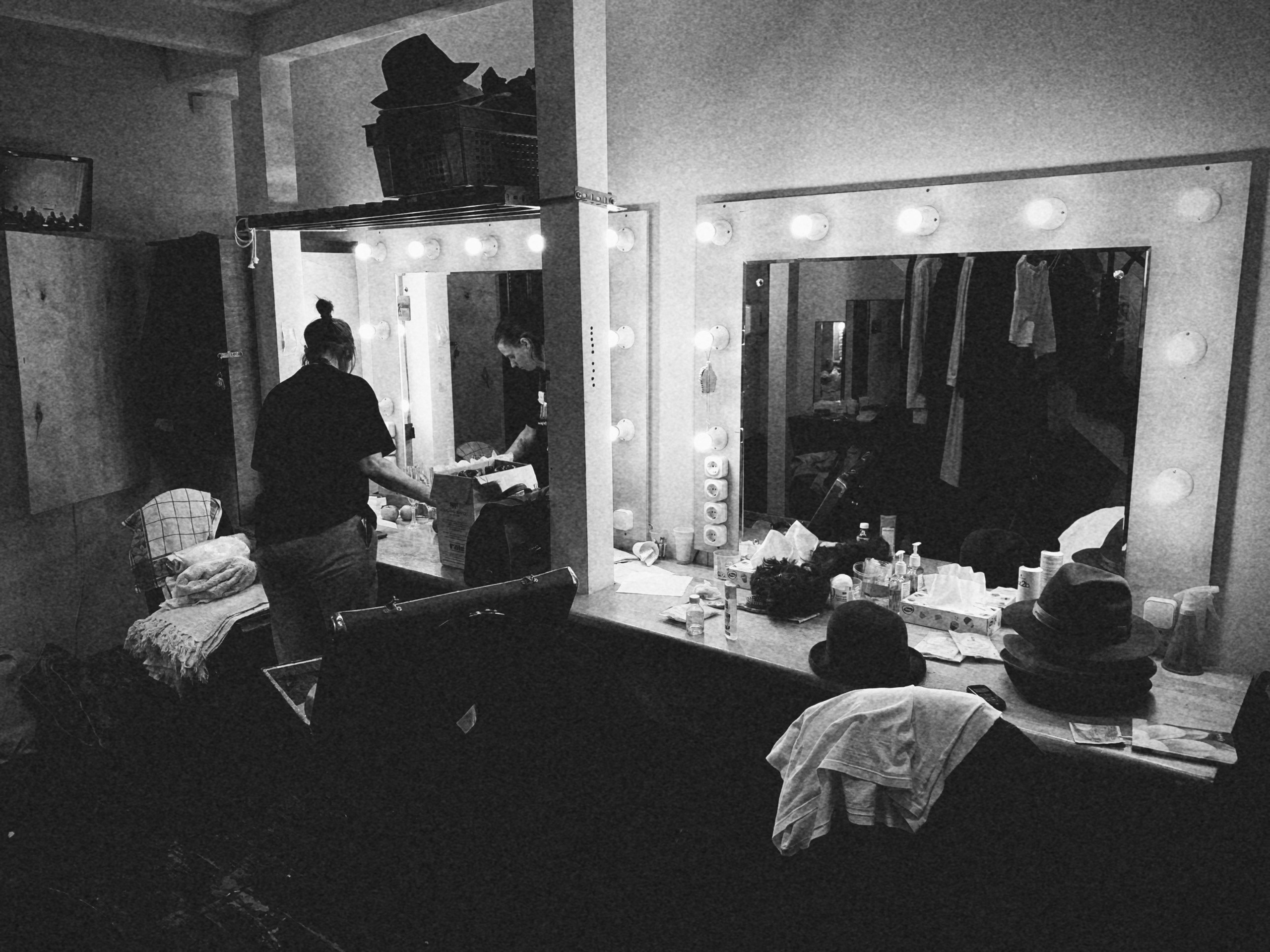 Фотосерия о магии театра и трансформации актёра: грим, костюмы, эмоции и визуальные метаморфозы на пути к сценическому образу. На фото — актёры Театра Стаса Намина и Мастерской Петра Фоменко. Фотограф: Ожерельев Лев