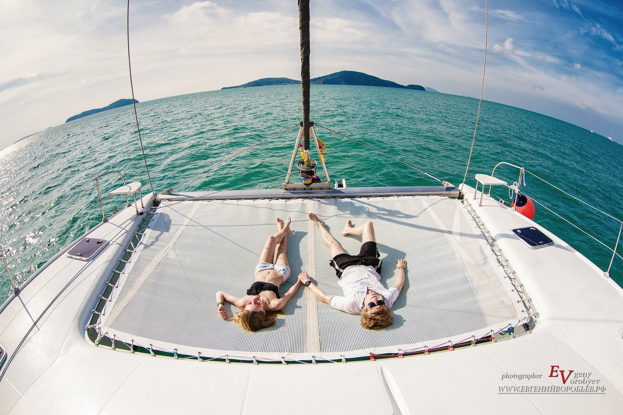 фотосессия на яхте парус лавстори на Пхукете фотограф в тайланде на пляже красивое место идея образ девушка в купальнике примеры фото позы для фотосессии Патонг пляж Карон Найхарн Ката Майкао пальма экскурсия Заказать фотосессию цена стоимость lovestory