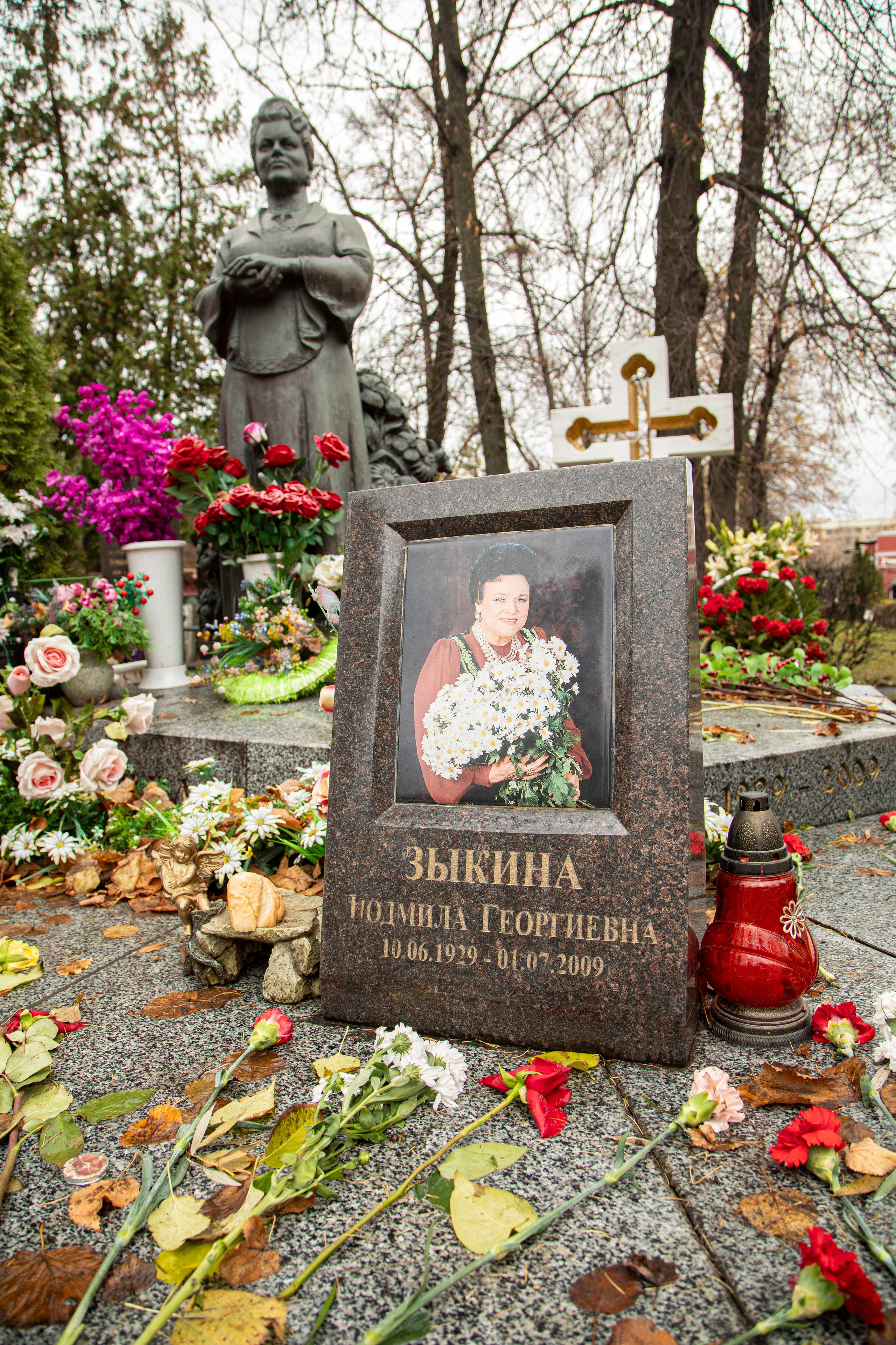 Осенняя прогулка по Новодевичьему кладбищу. Фотограф Сергей Ловкий