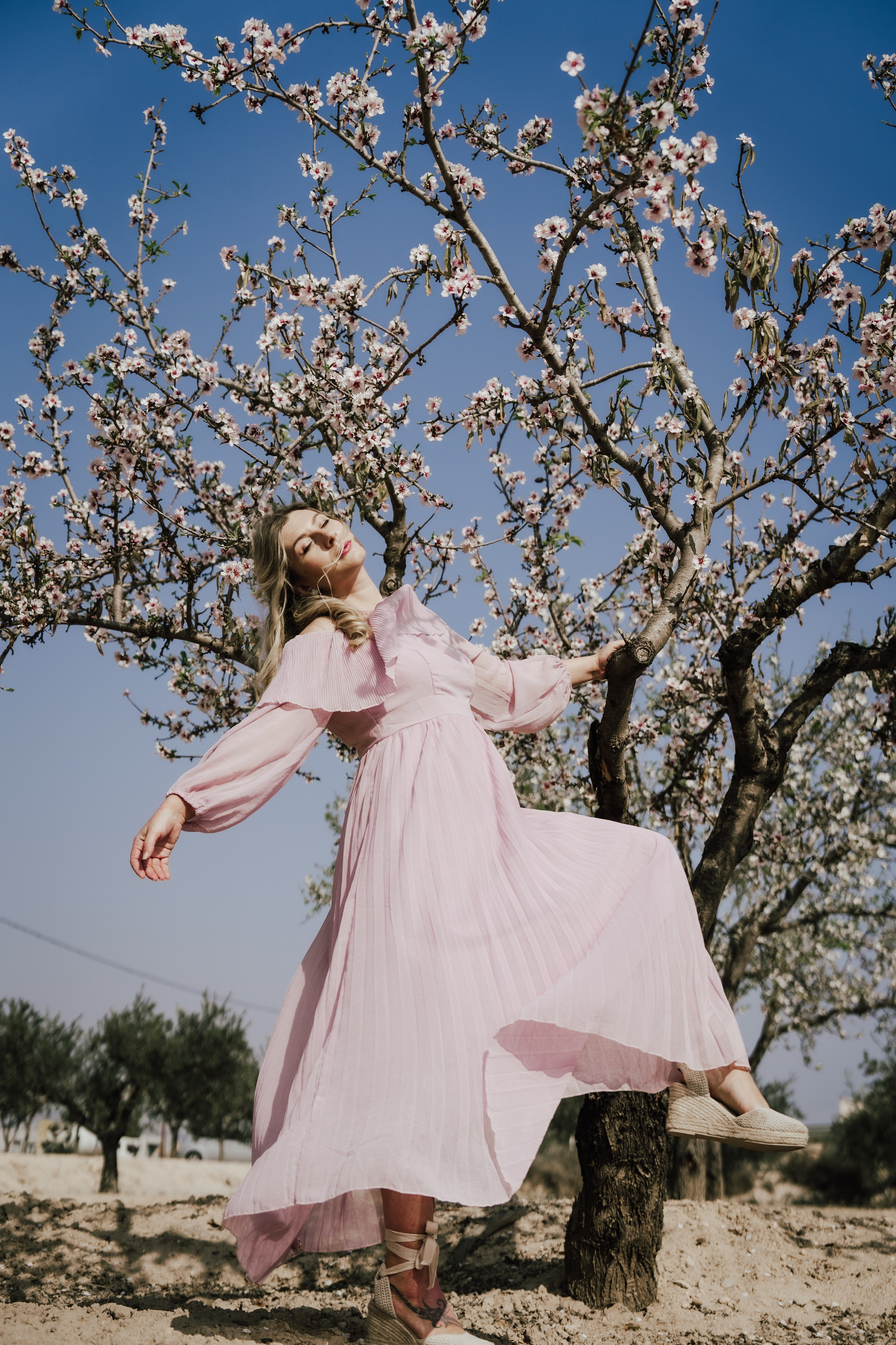 Фотограф Светлана Константинова — художественный портрет девушки в саду миндаля
