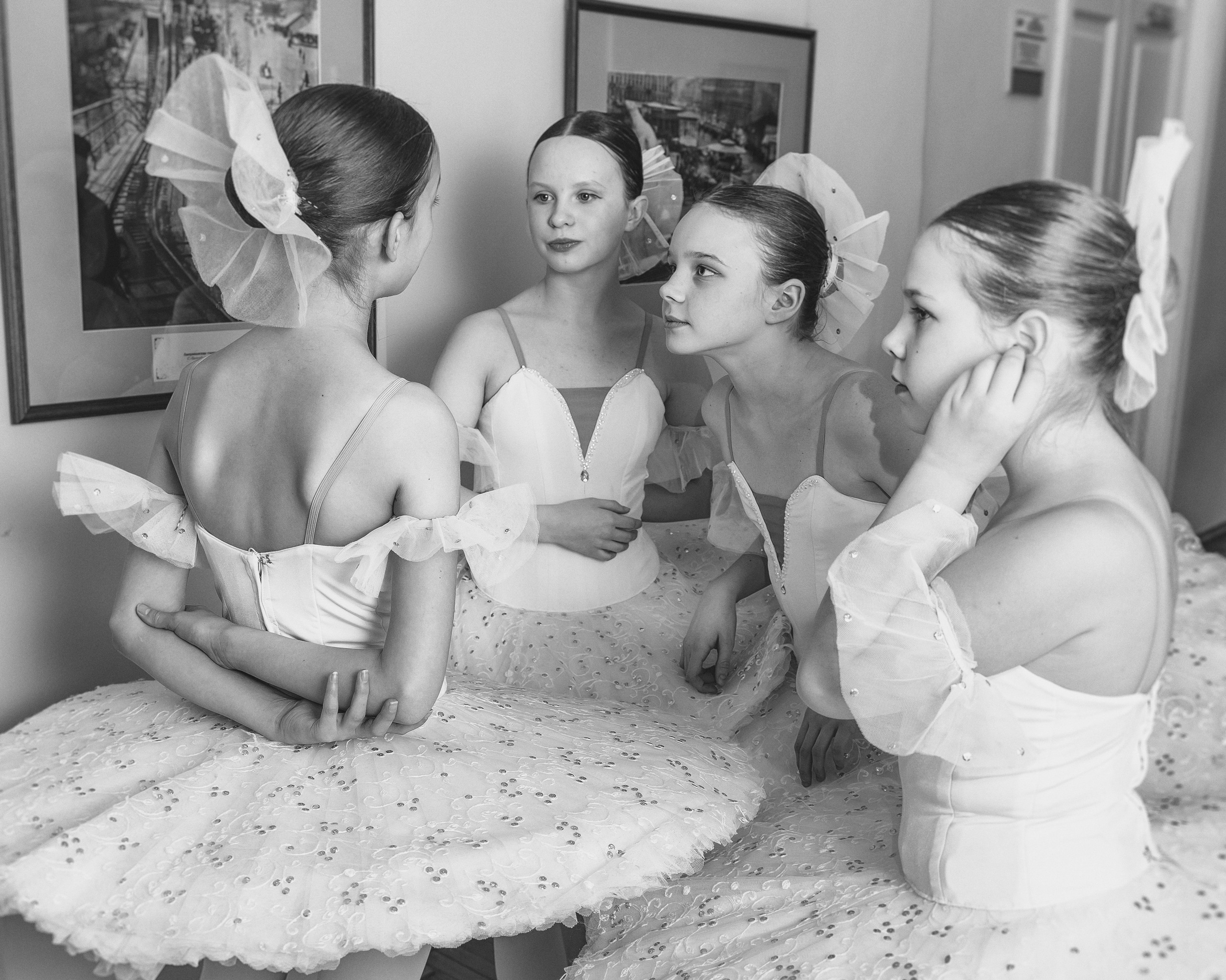 Портрет танцовщиц. Монохромная фотография для выставки «Звонкое бесцветье современности»
