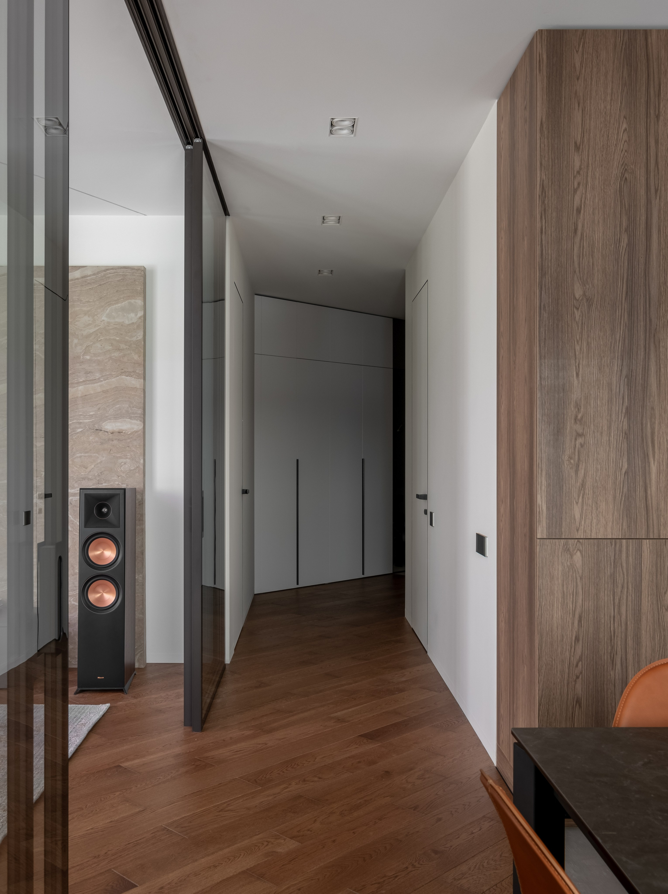 "Узкий коридор с деревянными панелями и встроенными шкафами