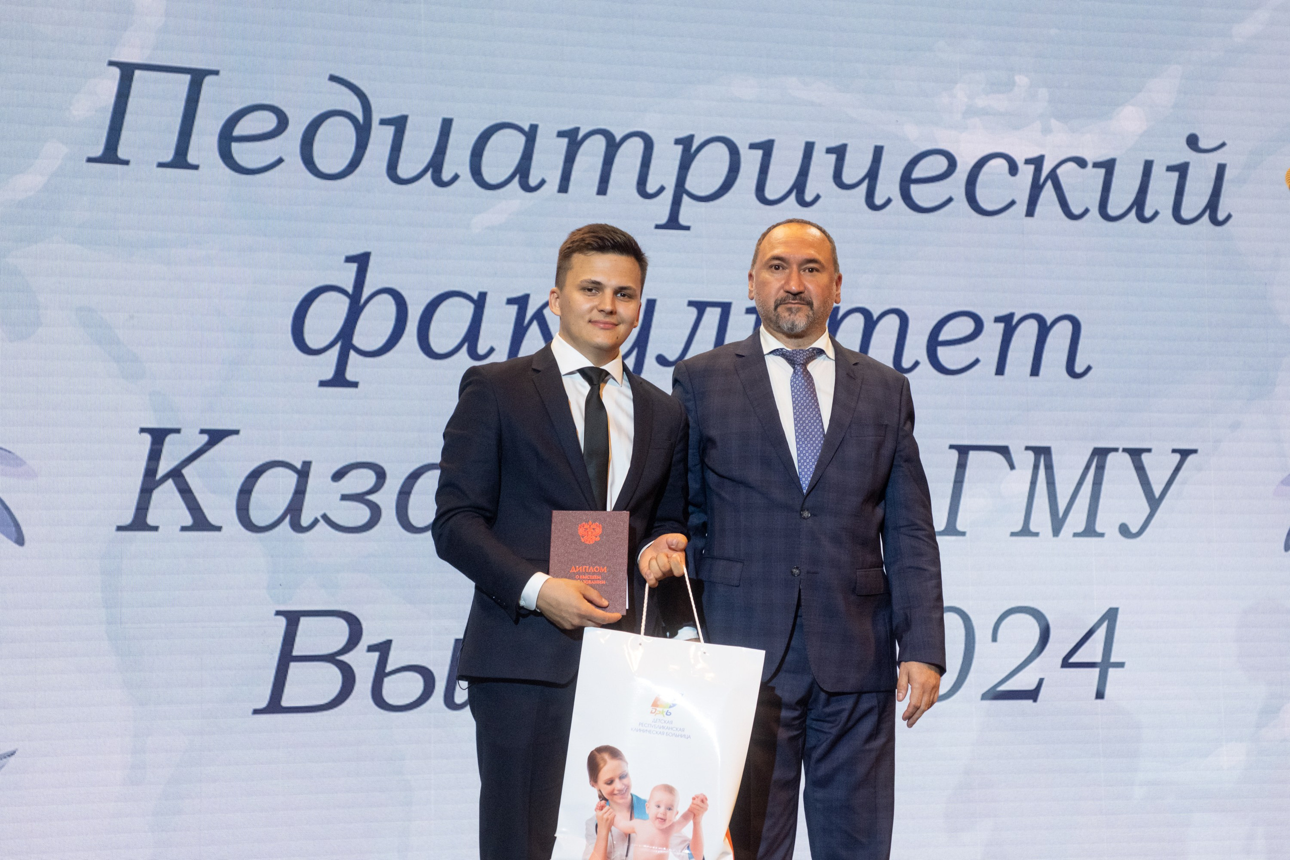 Выпускной Педиатрического факультета КГМУ 2024. Репортажный фотограф в Казани Павел Серпокрылов