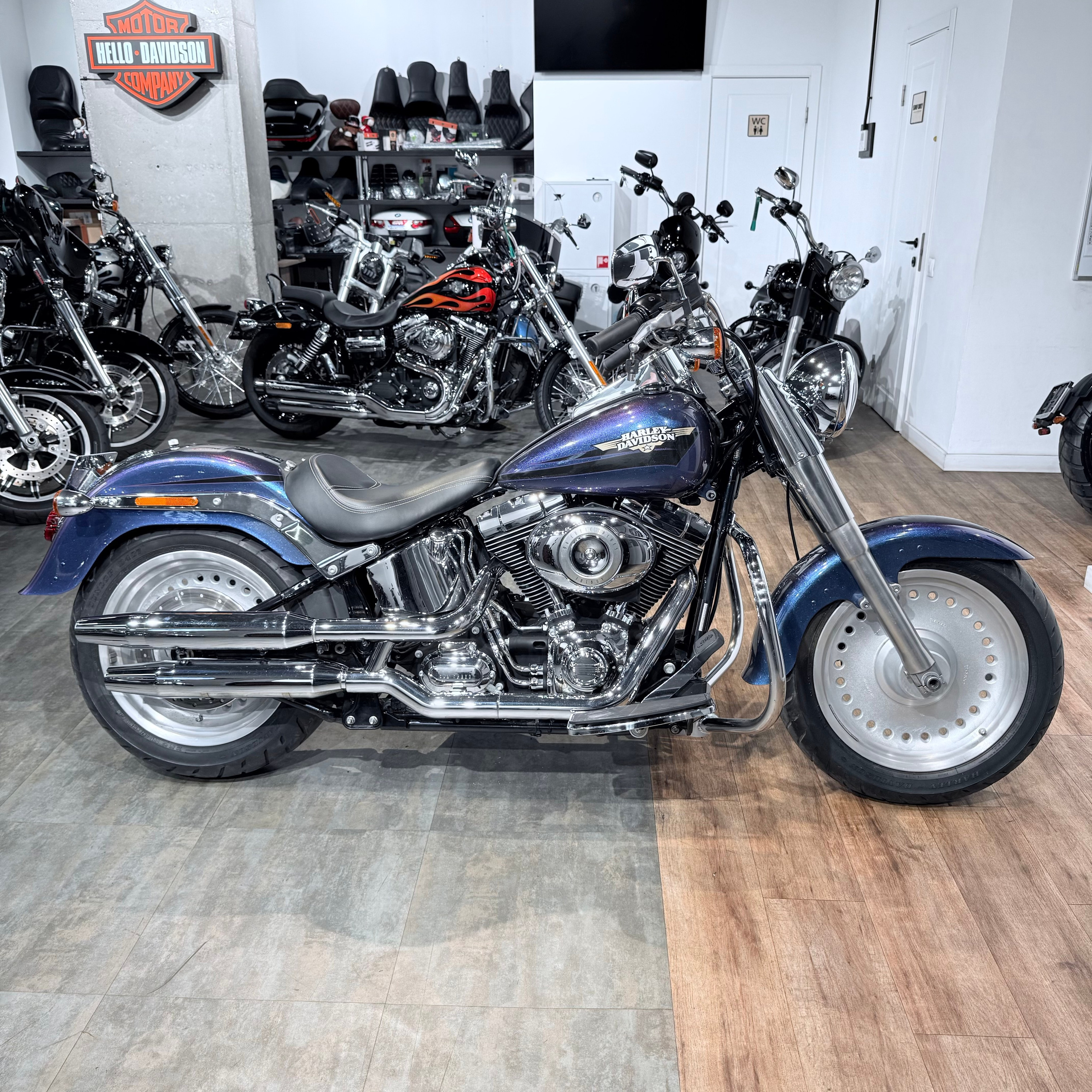 Мотоциклы Harley-Davidson 2010 Fat Boy (Flame Blue Pearl) (Softail) — купить мотоцикл. Hello Davidson, Москва. Только хорошие мотоциклы…