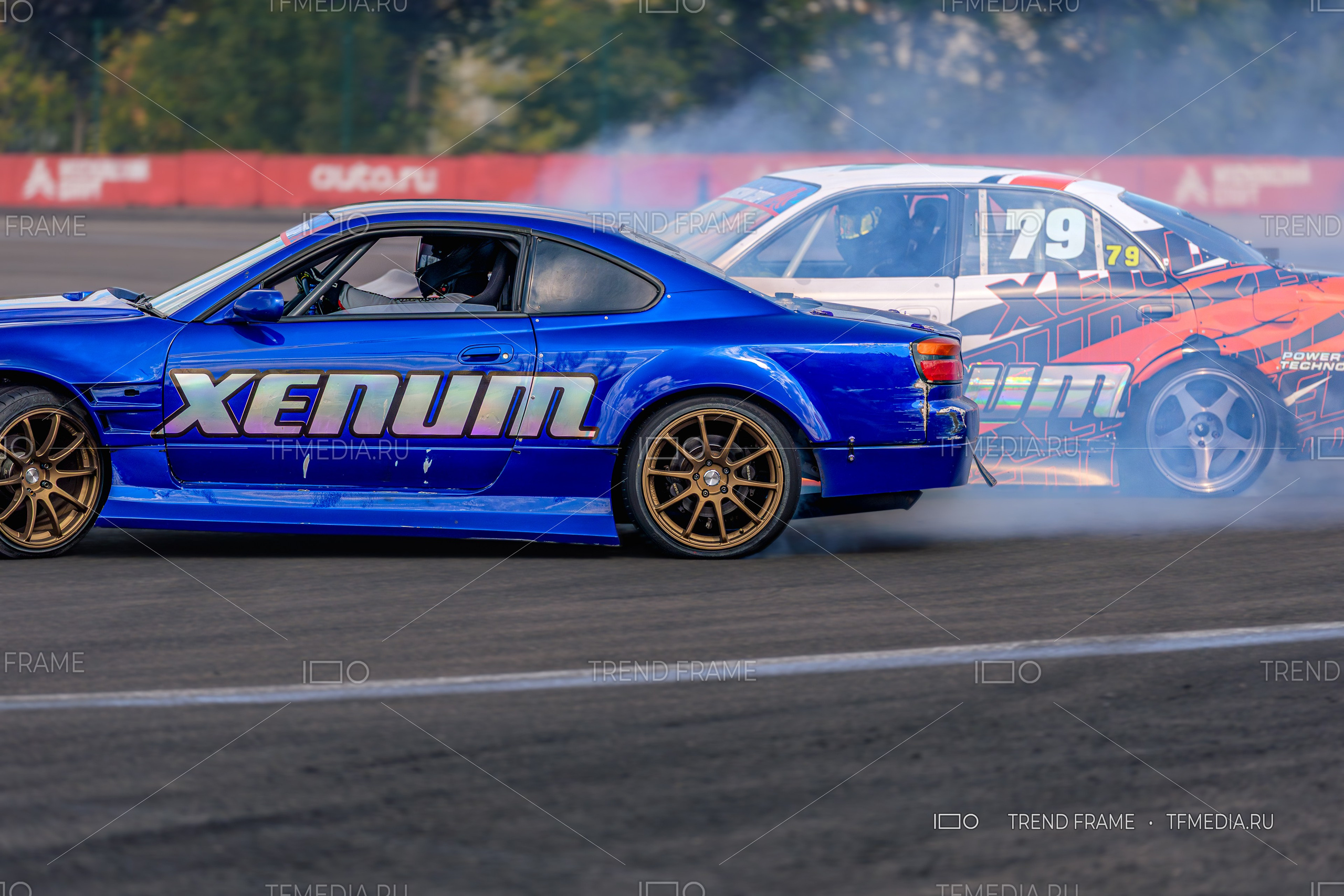 Дрифт машины XENUM в замедленной съёмке — яркие цвета и эффектная динамика на трассе, фестиваль в Москве