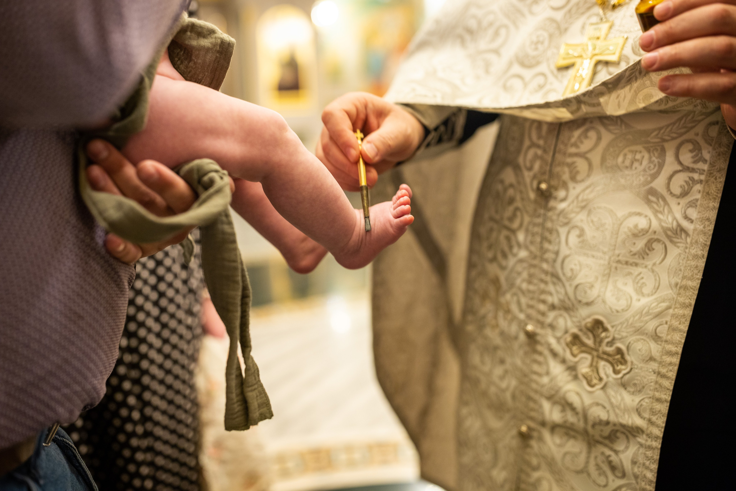 Крещение младенца в Сретенском монастыре. Фотограф — Евгений Свистков