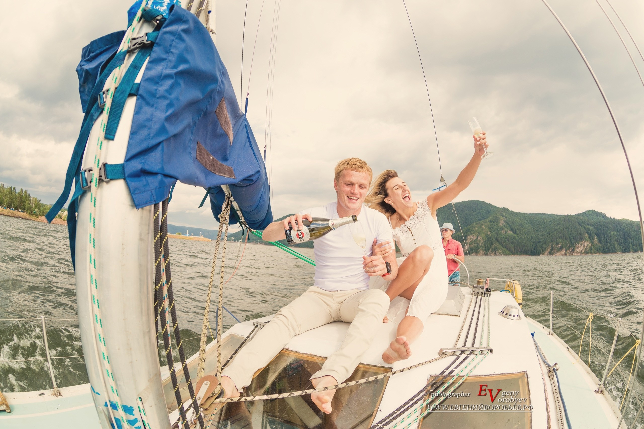 фотосессия прогулка по Красноярскому морю на парусной яхте красивая девушка платье поза лавстори романтическая фотограф идея место образ прокат аренда яхты Бирюса цариские воротапутешествие Енисей заказать цена стоимость фото видеосъёмка