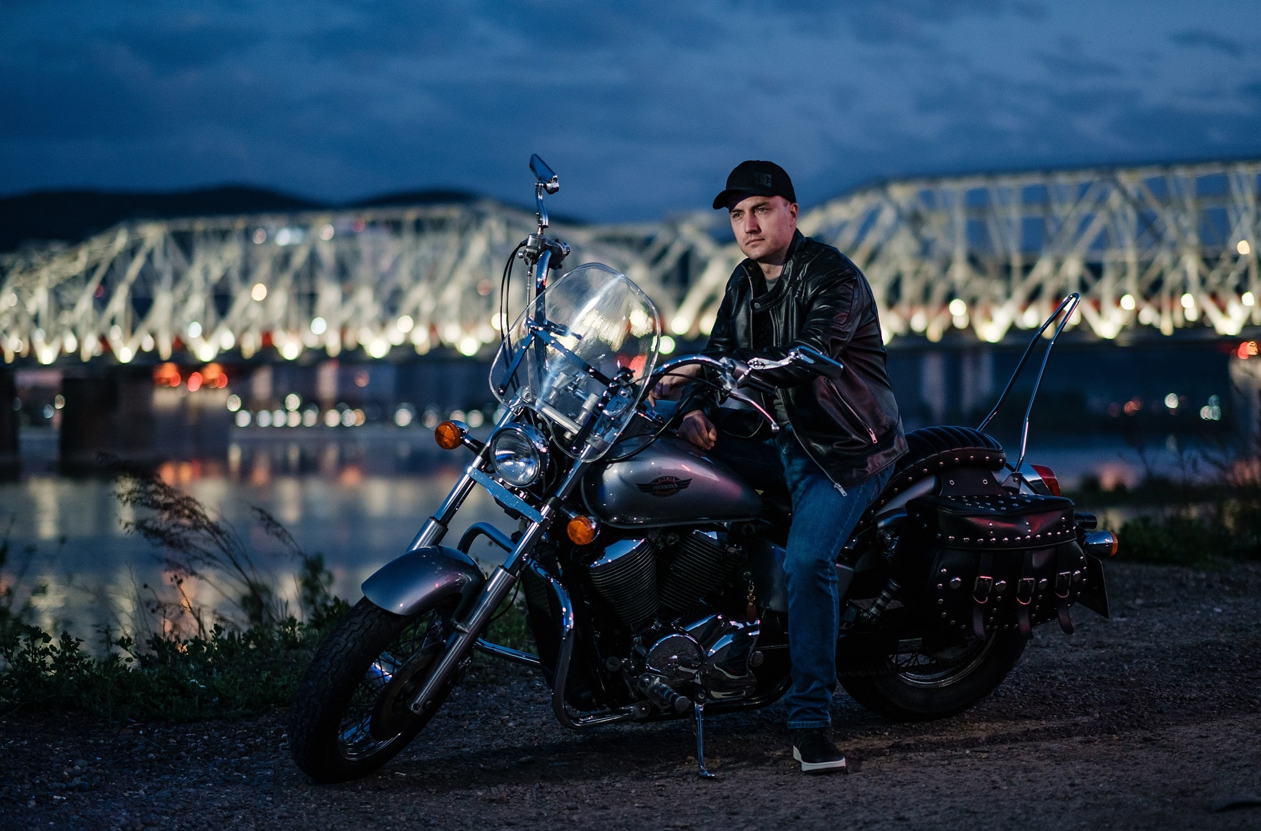 байк байкер мотоцикл Мужская фотосессия фотограф Красноярск деловой портрет брутальный стиль мужской ИИ идея место образ костюм пример фото заказать фотосъёмка цена стоимость позы для мужской фотосессии