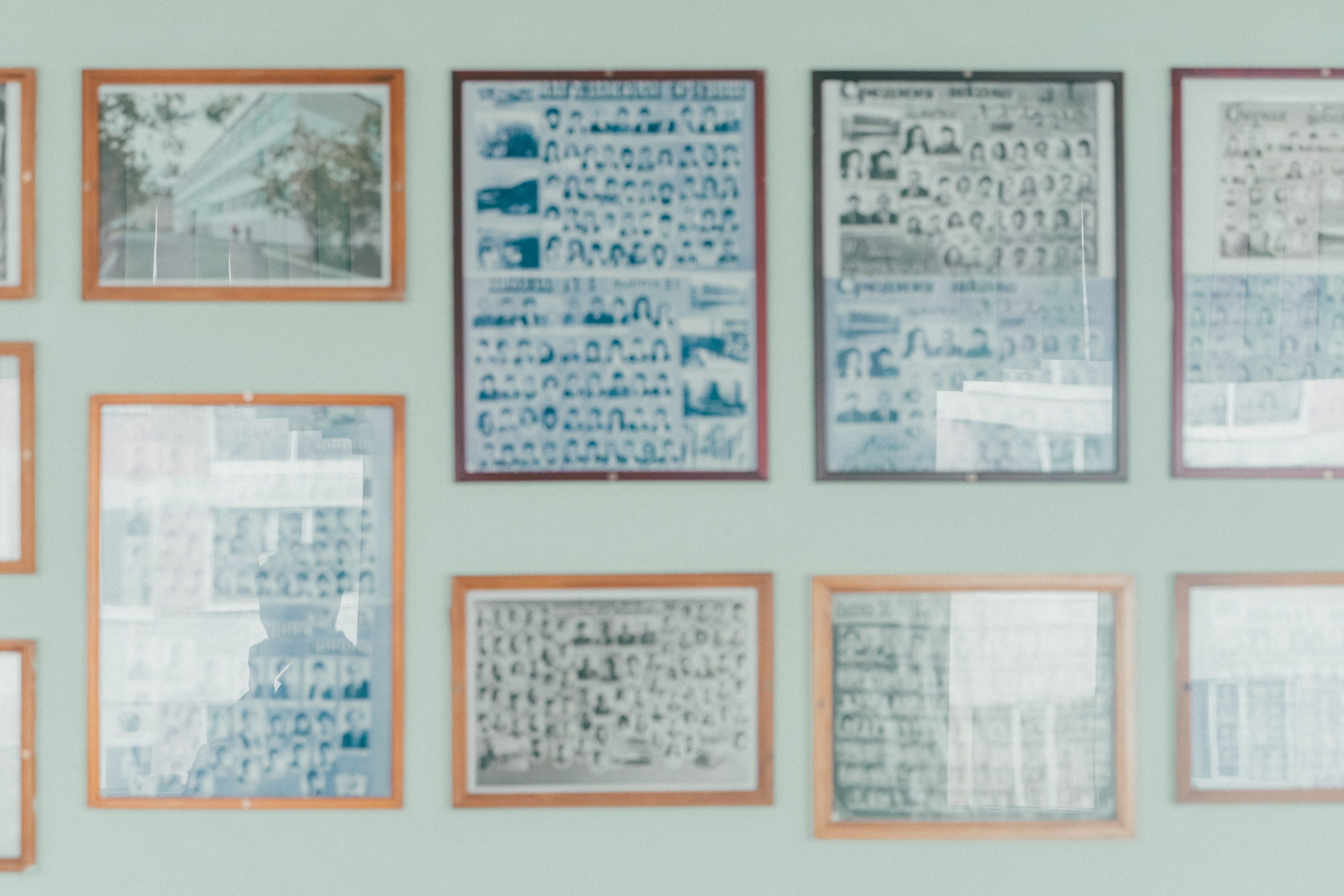 В школе, где училась моя мама, есть стена с фотографиями всех выпусков начиная с 1937 года. Среди множества лиц выпускников, мама нашла себя и своих одноклассников и рассказала мне о том, как по-разному сложилась их жизнь.