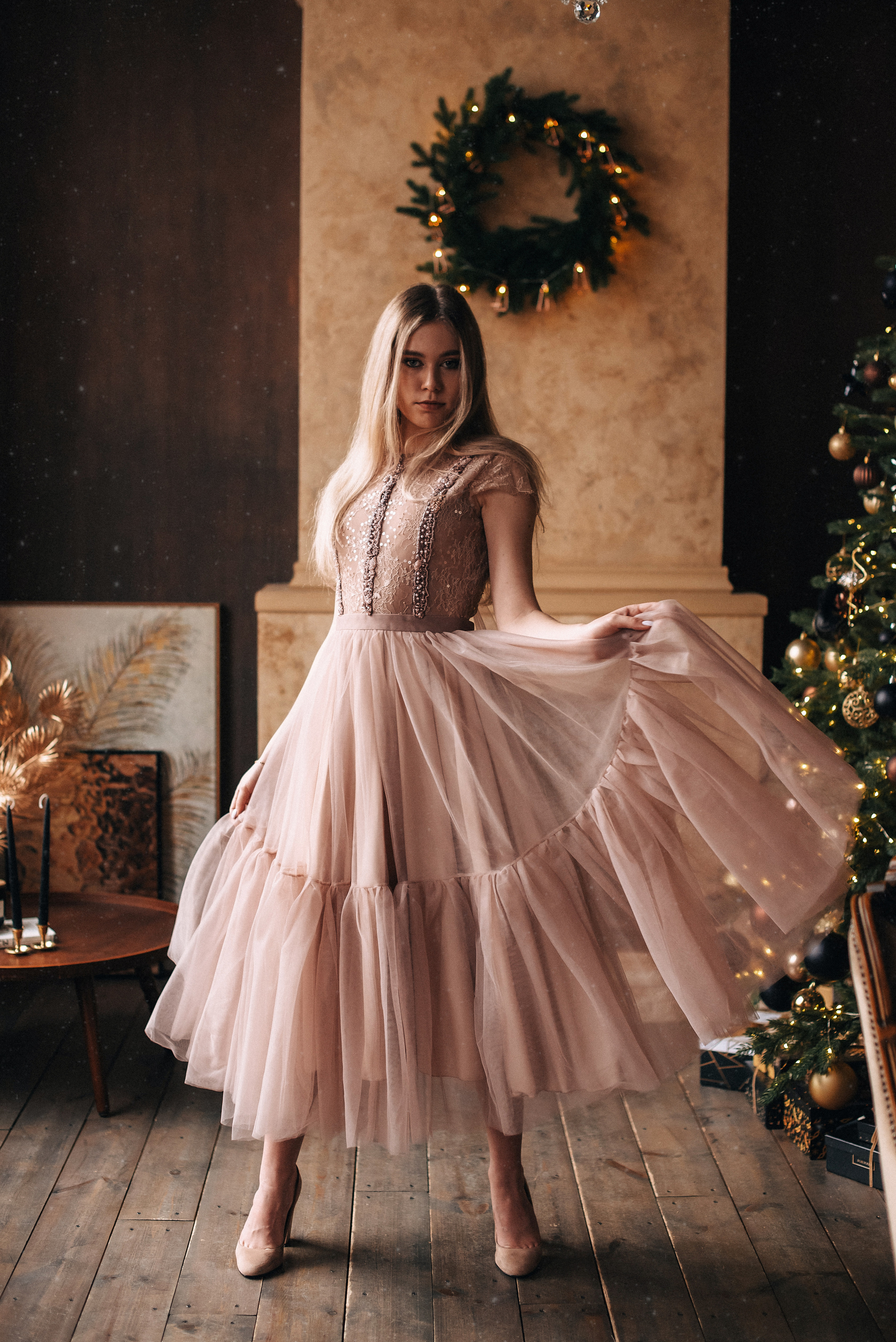 Сиренево-розовое летящее платье миди. Фотостудия «Балкон» — аренда фотостудии в Пензе