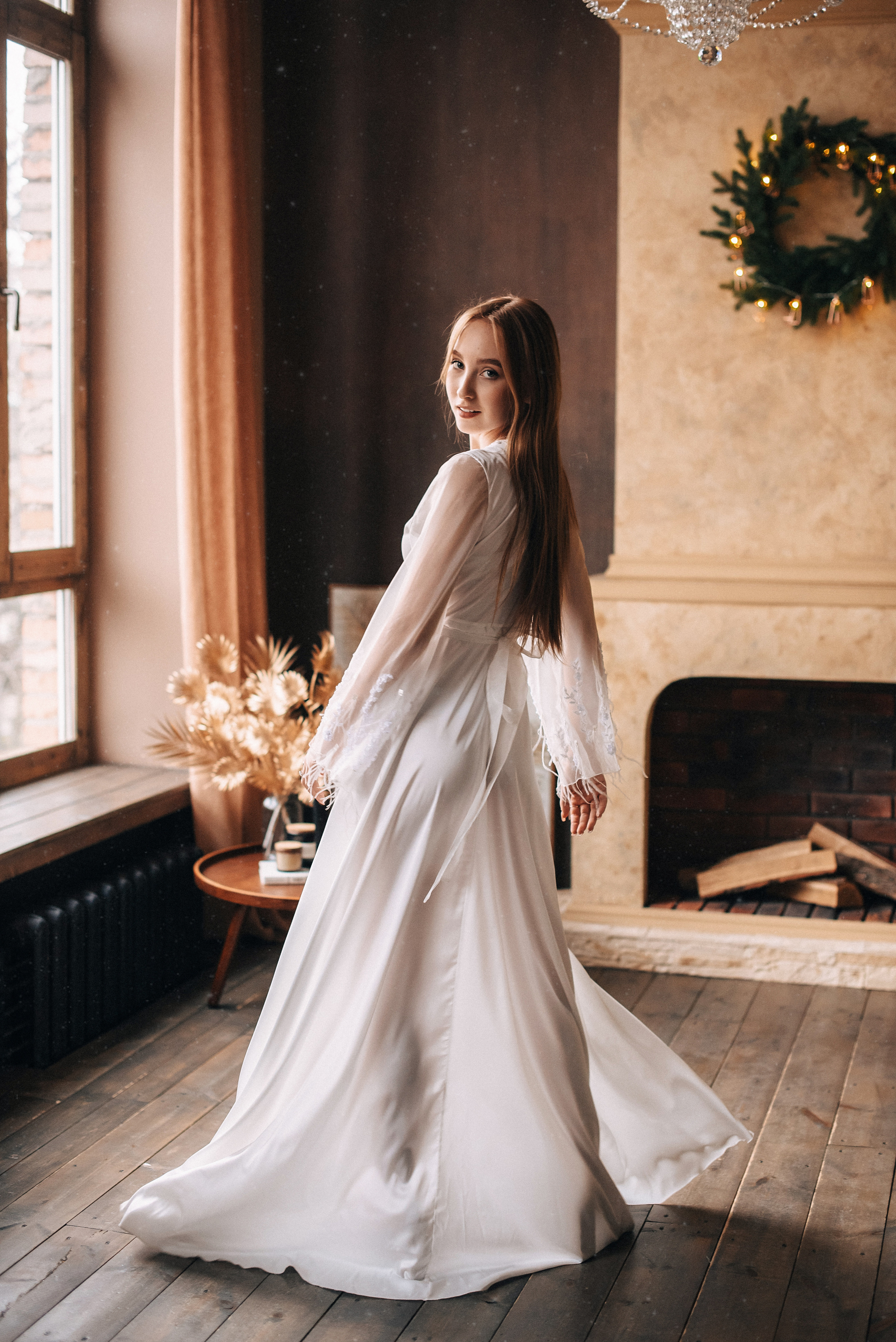 Белое будуарное платье с перьями. Фотостудия «Балкон» — аренда фотостудии в Пензе