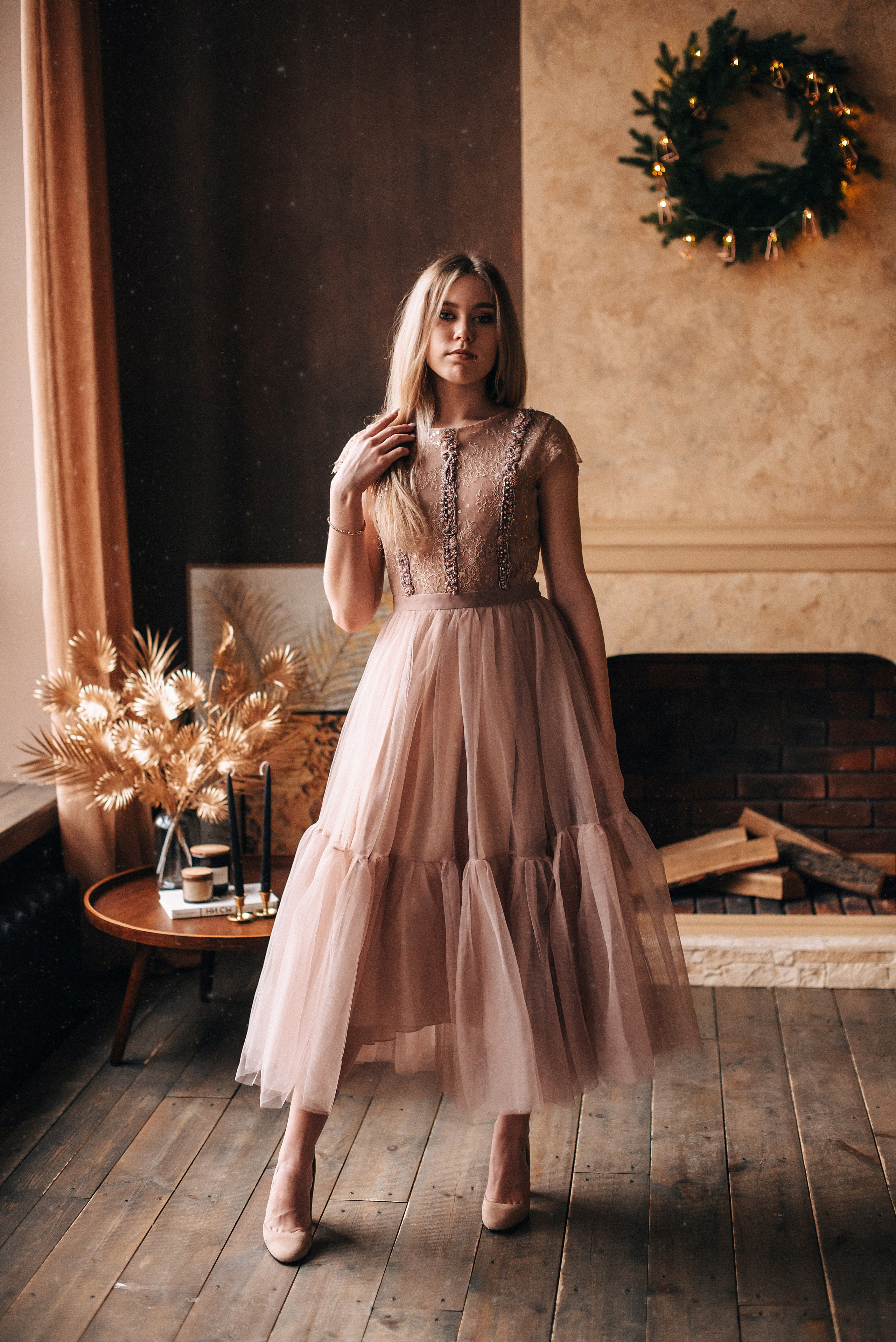 Сиренево-розовое летящее платье миди. Фотостудия «Балкон» — аренда фотостудии в Пензе