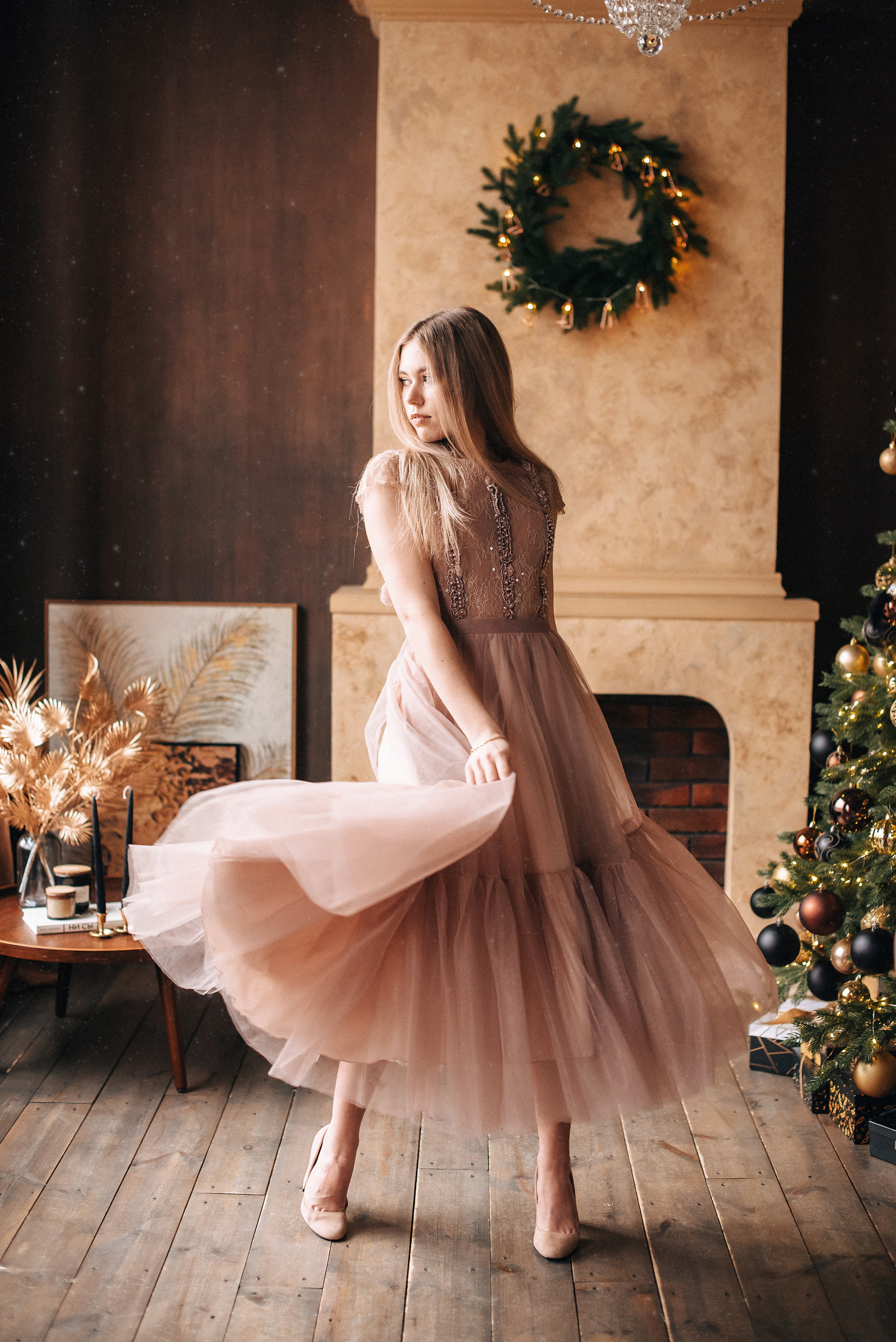 Сиренево-розовое летящее платье миди. Фотостудия «Балкон» — аренда фотостудии в Пензе