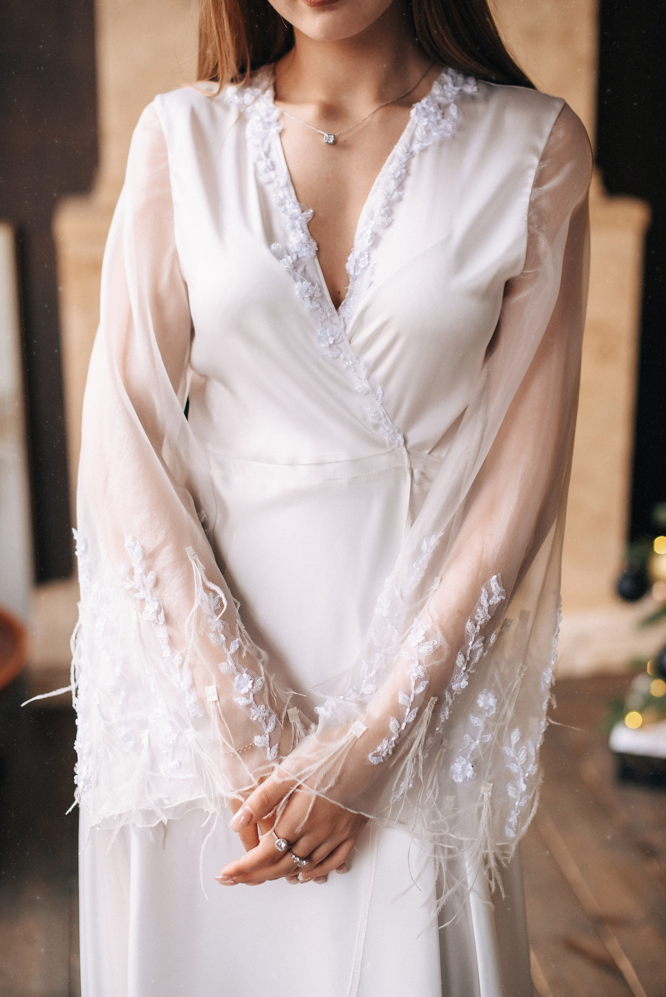 Белое будуарное платье с перьями. Фотостудия «Балкон» — аренда фотостудии в Пензе