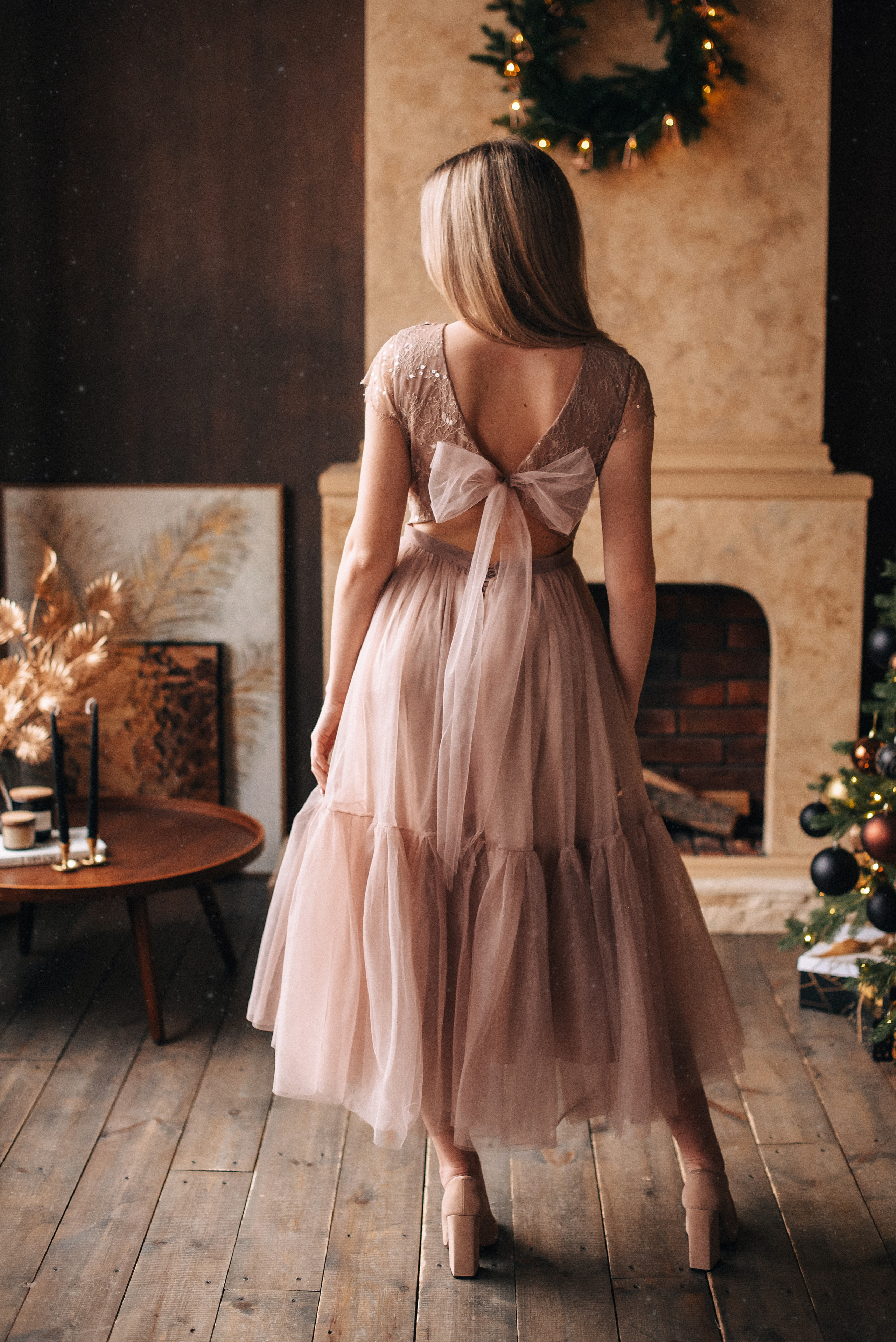 Сиренево-розовое летящее платье миди. Фотостудия «Балкон» — аренда фотостудии в Пензе