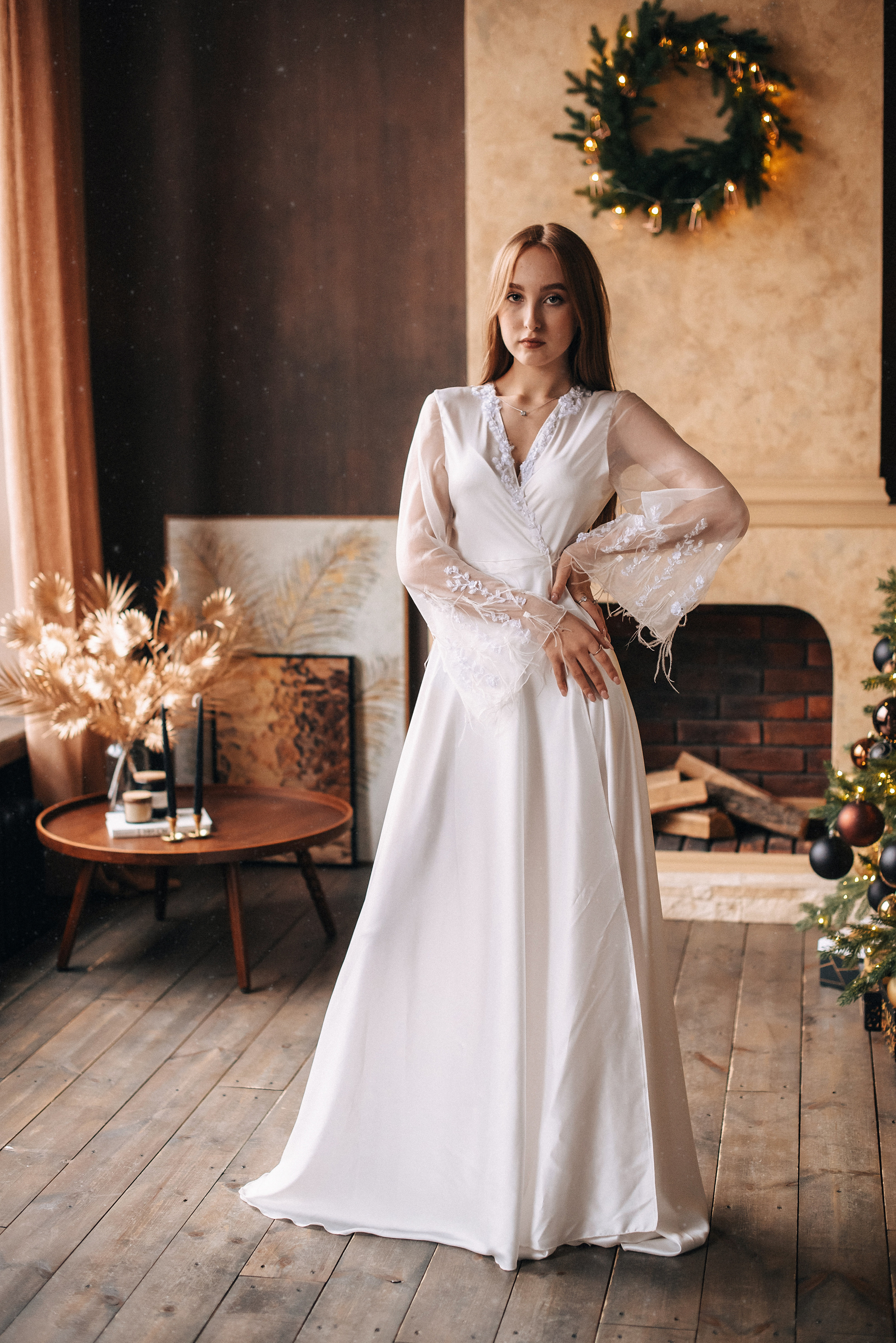 Белое будуарное платье с перьями. Фотостудия «Балкон» — аренда фотостудии в Пензе