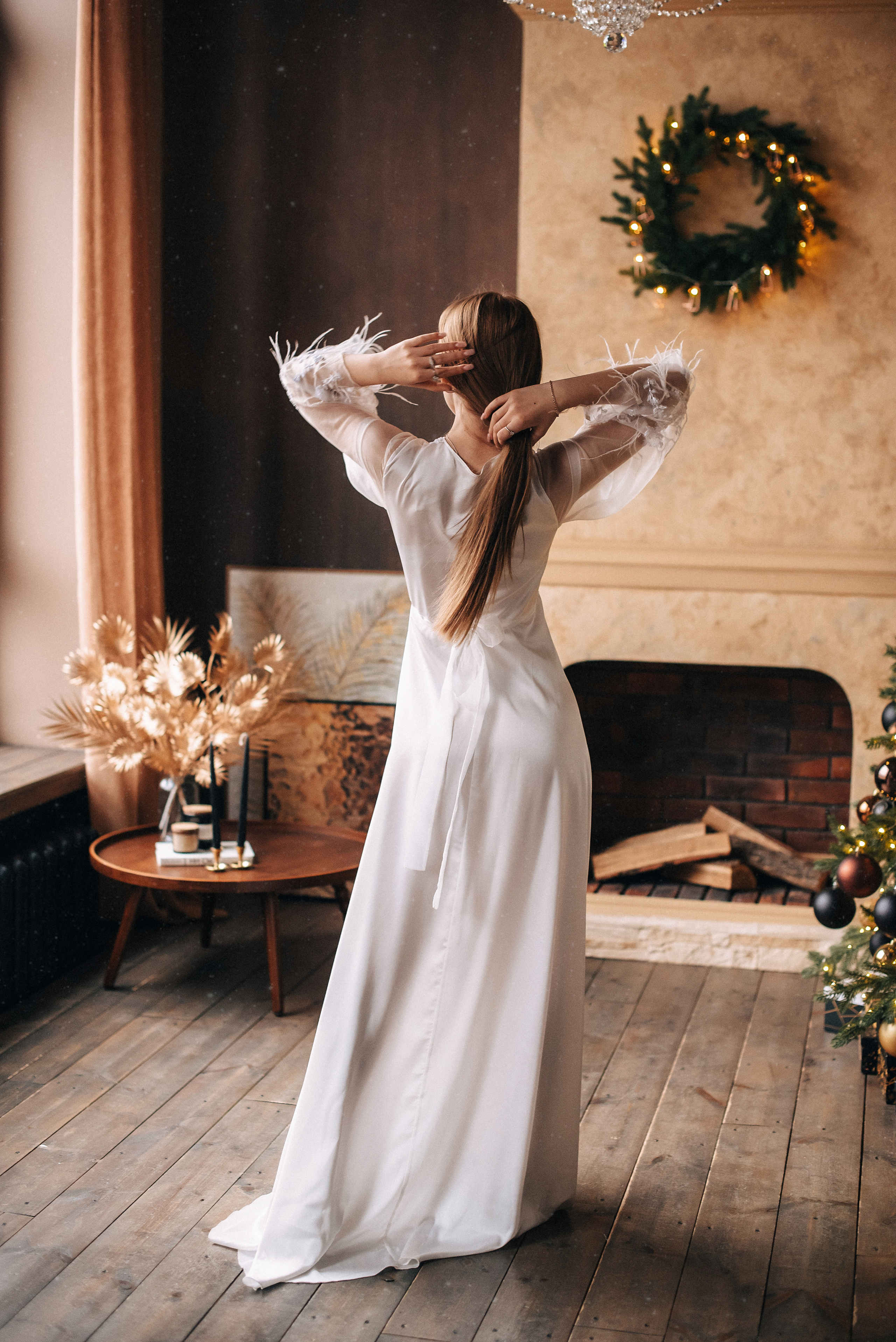 Белое будуарное платье с перьями. Фотостудия «Балкон» — аренда фотостудии в Пензе