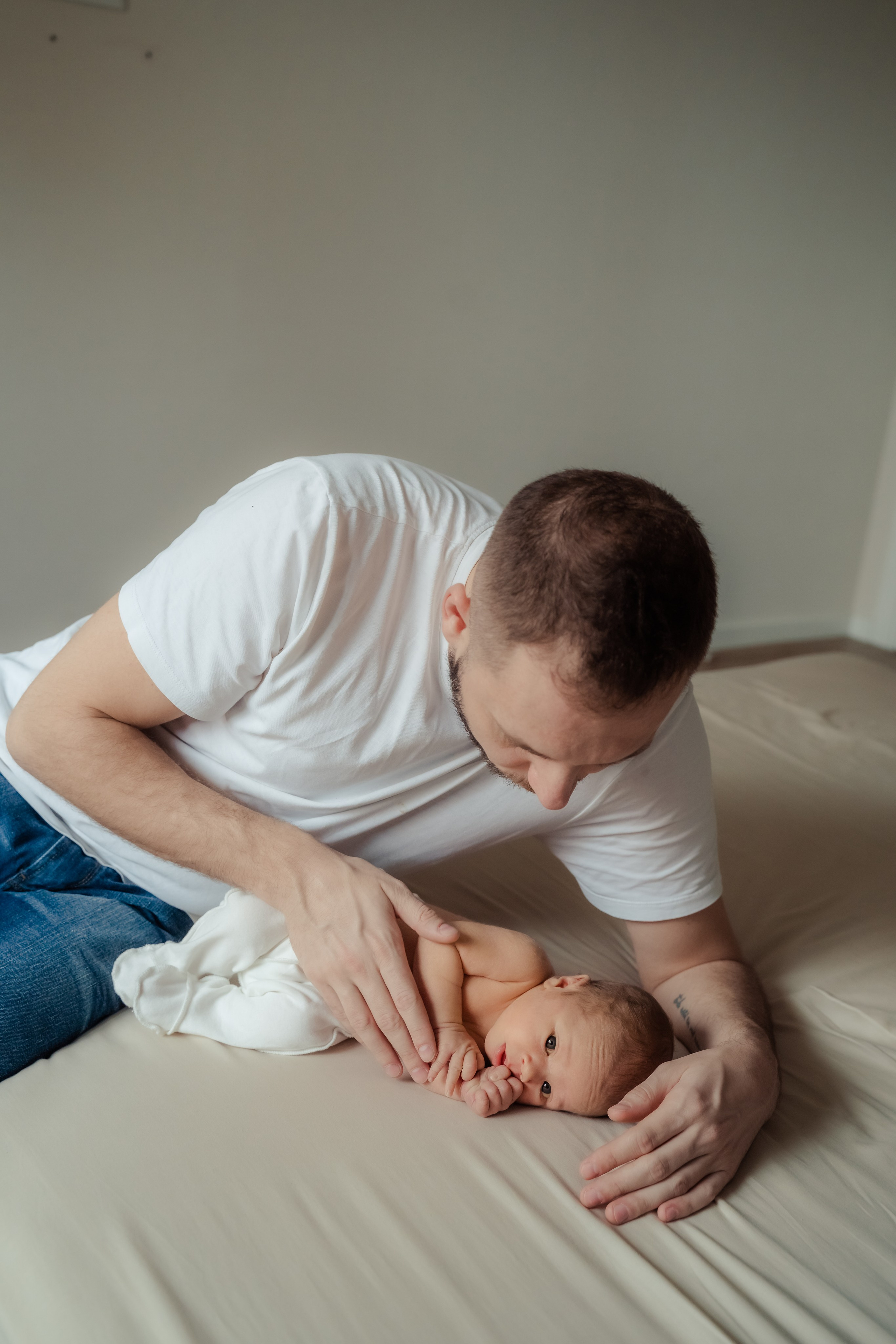 Фотосъемка новорожденного в минималистичном стиле