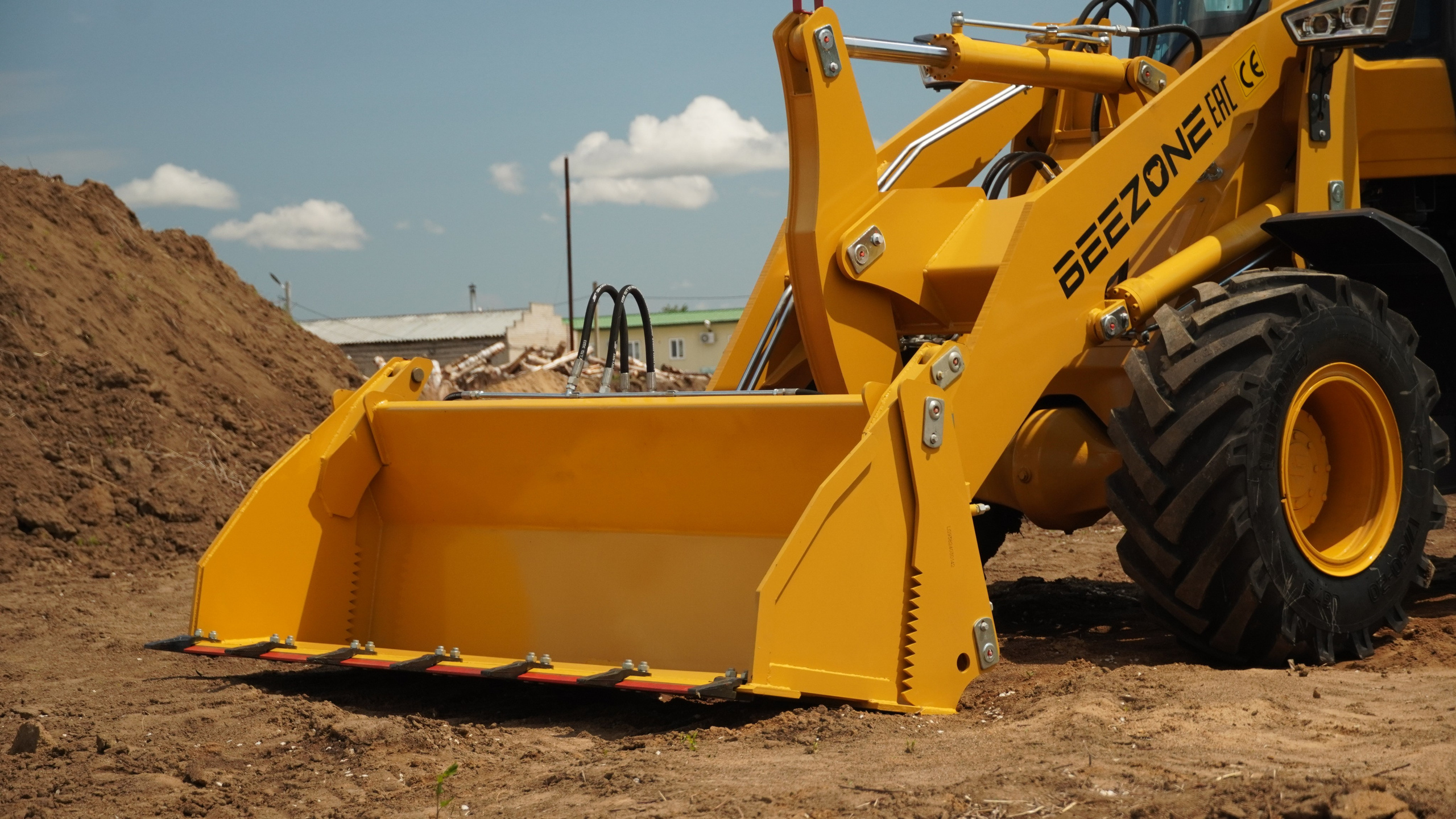 Фото фронт.погр. Beezone 920. Продажа и обслуживание грузовой техники и спецтехники в г. Новосибирск компания СТИ