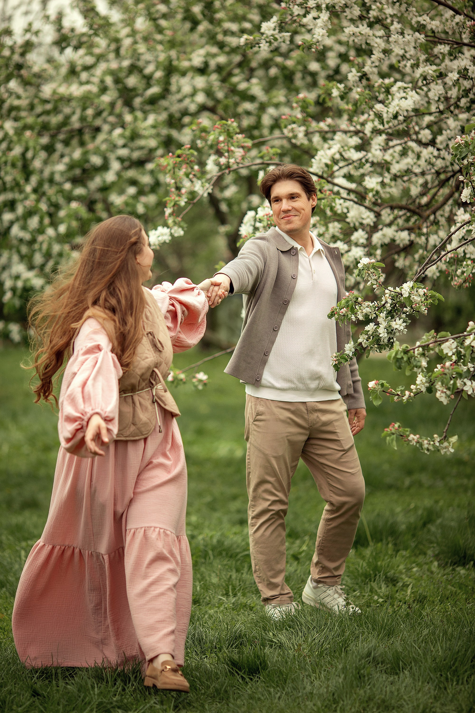 Искренняя семейная фотоистория в цветущем саду. Tatyana Nadezhdina Family photographer