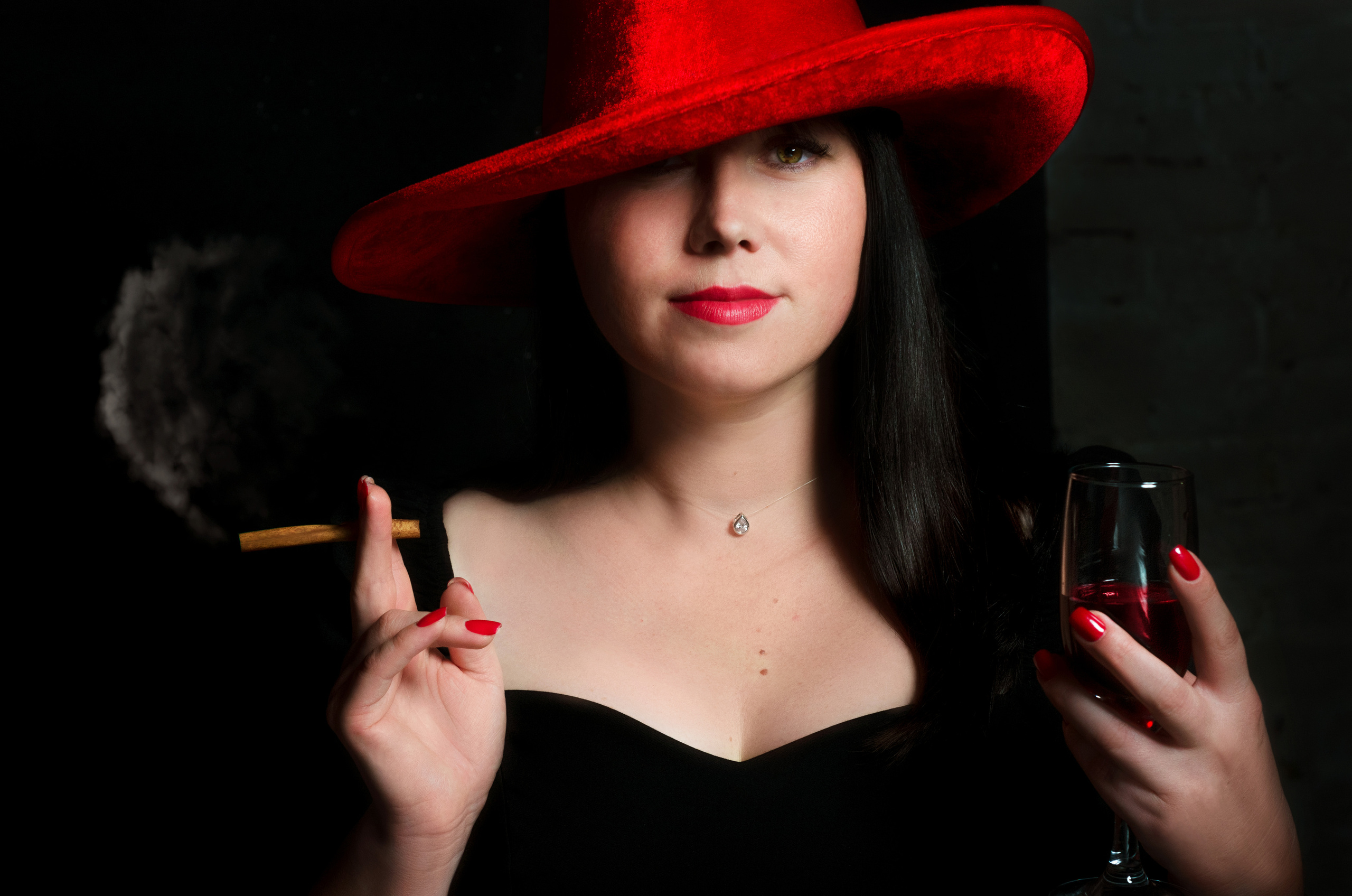 Портрет девушки в красной шляпе и красными губами.