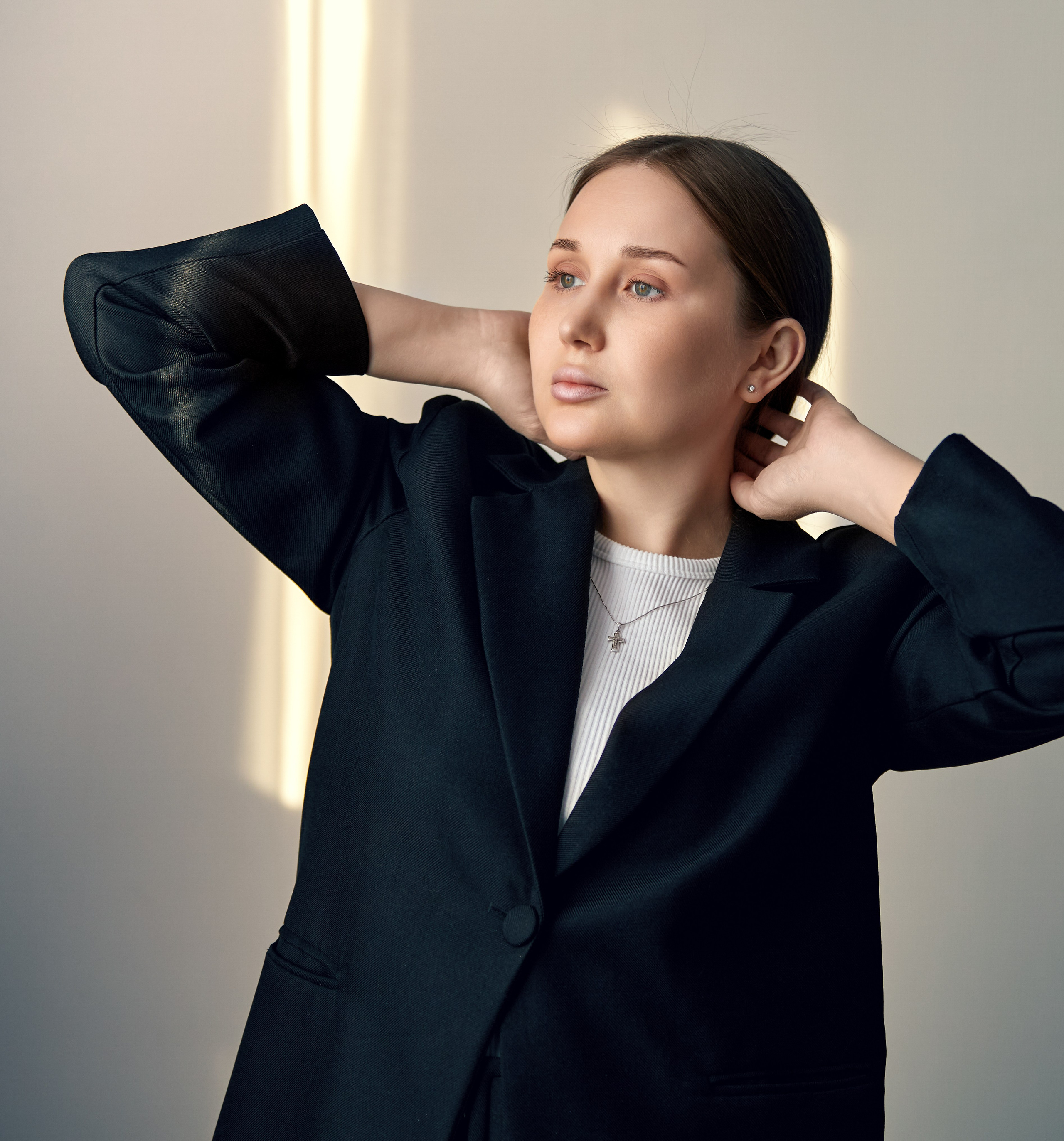 Портрет девушки в лучах света